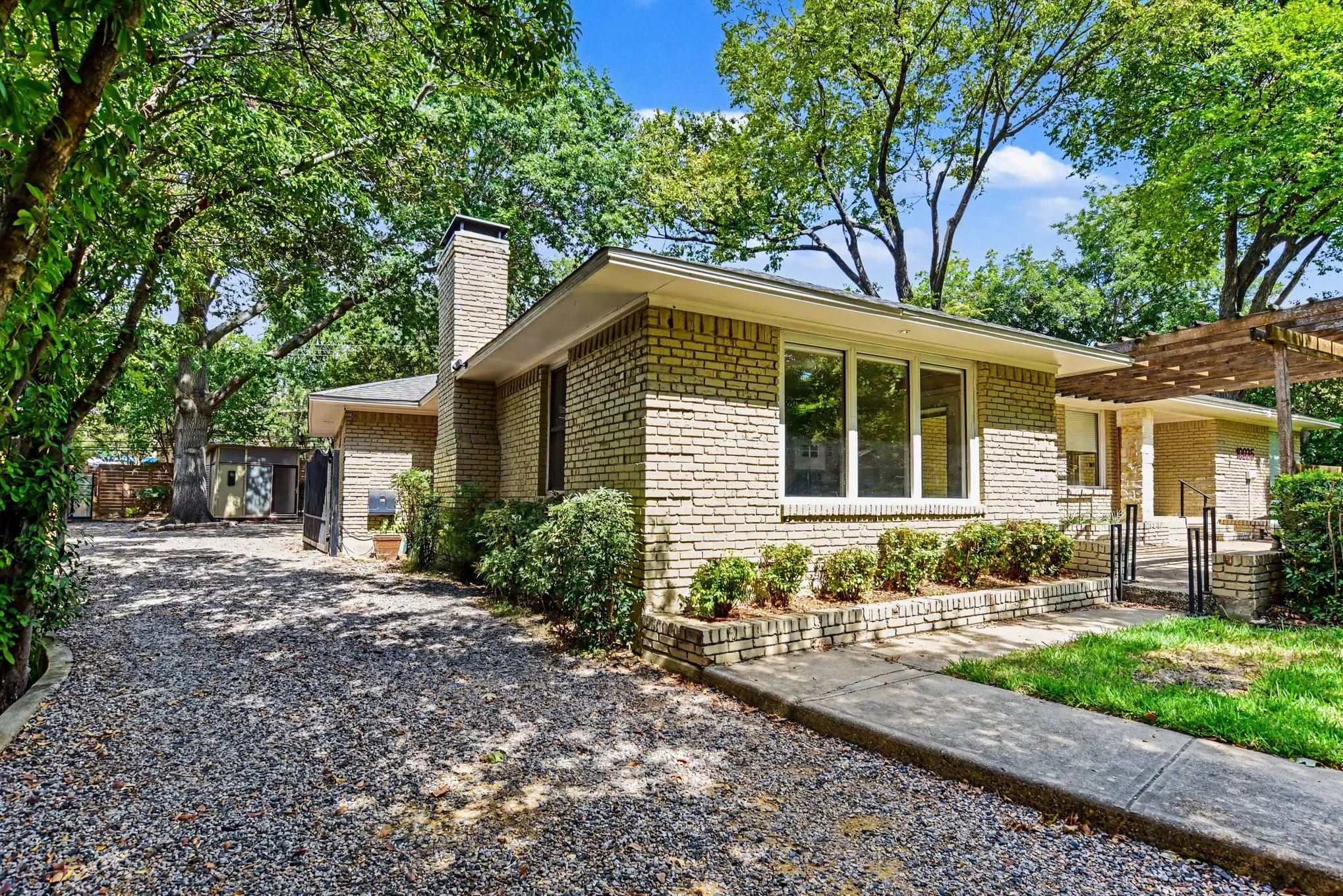 Single Family Residence For Sale in Dallas County , 10035 Woodgrove Drive, Dallas, Texas 75218, 3 Bedroom, 3 Bathroom, 2 Garage spaces, 2,716 Sqft, built in 1955, mls#21375860, Real Estate Agent in Dallas, Homes For Sale in Dallas county, Homes For Sale in Dallas, Realtor in Dallas Texas, Real Estate Brokerage Independent Realty Texas, Luminita Cordes Realtor