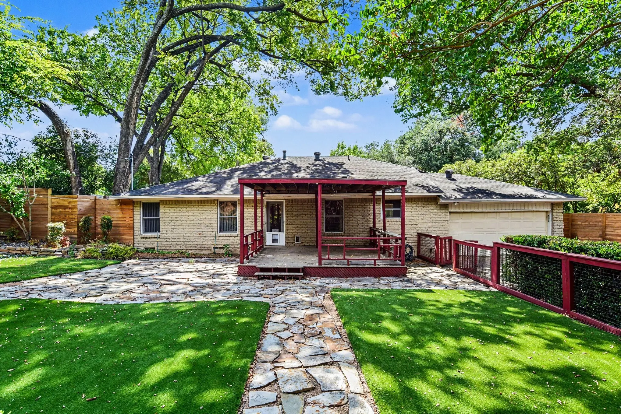 Single Family Residence For Sale in Dallas County , 10035 Woodgrove Drive, Dallas, Texas 75218, 3 Bedroom, 3 Bathroom, 2 Garage spaces, 2,716 Sqft, built in 1955, mls#21375860, Real Estate Agent in Dallas, Homes For Sale in Dallas county, Homes For Sale in Dallas, Realtor in Dallas Texas, Real Estate Brokerage Independent Realty Texas, Luminita Cordes Realtor