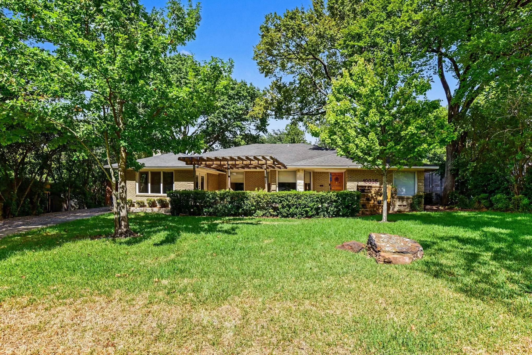 Single Family Residence For Sale in Dallas County , 10035 Woodgrove Drive, Dallas, Texas 75218, 3 Bedroom, 3 Bathroom, 2 Garage spaces, 2,716 Sqft, built in 1955, mls#21375860, Real Estate Agent in Dallas, Homes For Sale in Dallas county, Homes For Sale in Dallas, Realtor in Dallas Texas, Real Estate Brokerage Independent Realty Texas, Luminita Cordes Realtor