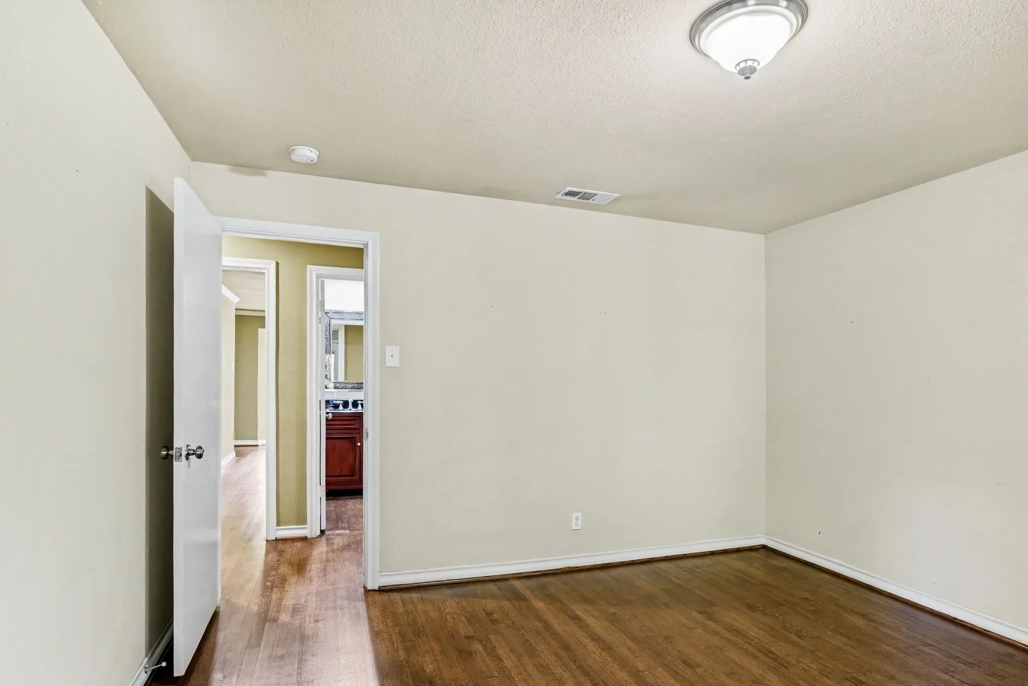 Single Family Residence For Sale in Dallas County , 10035 Woodgrove Drive, Dallas, Texas 75218, 3 Bedroom, 3 Bathroom, 2 Garage spaces, 2,716 Sqft, built in 1955, mls#21375860, Real Estate Agent in Dallas, Homes For Sale in Dallas county, Homes For Sale in Dallas, Realtor in Dallas Texas, Real Estate Brokerage Independent Realty Texas, Luminita Cordes Realtor