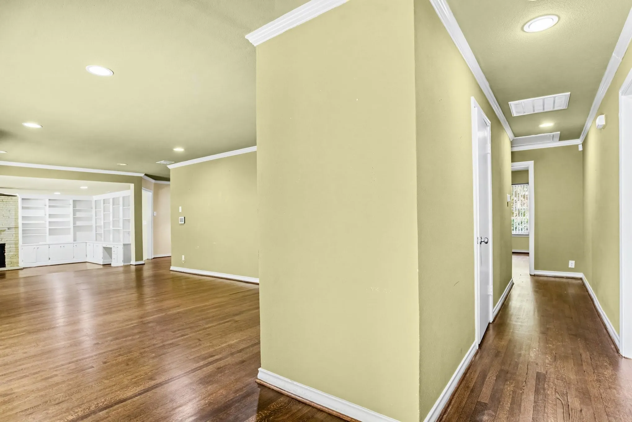 Single Family Residence For Sale in Dallas County , 10035 Woodgrove Drive, Dallas, Texas 75218, 3 Bedroom, 3 Bathroom, 2 Garage spaces, 2,716 Sqft, built in 1955, mls#21375860, Real Estate Agent in Dallas, Homes For Sale in Dallas county, Homes For Sale in Dallas, Realtor in Dallas Texas, Real Estate Brokerage Independent Realty Texas, Luminita Cordes Realtor