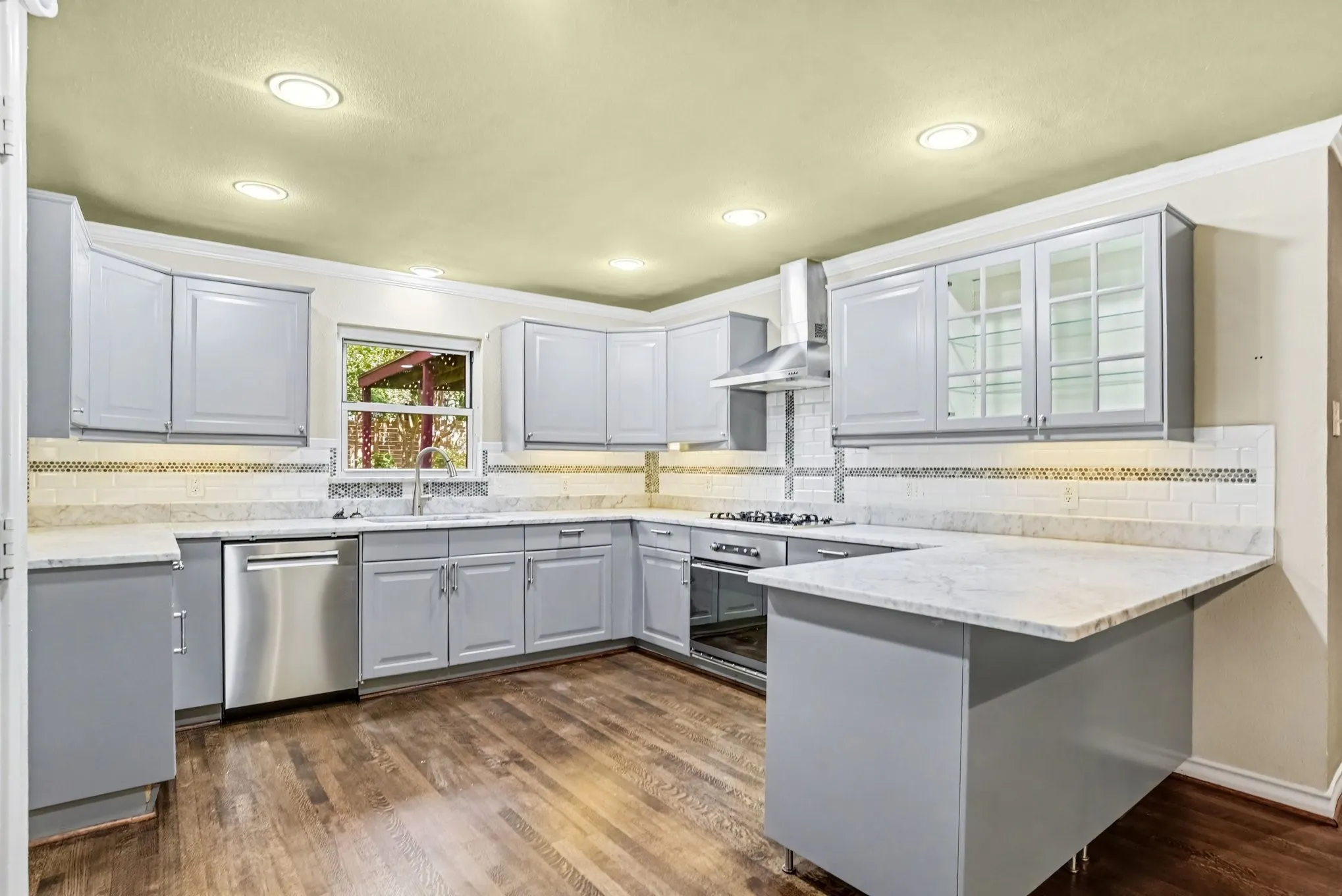 Single Family Residence For Sale in Dallas County , 10035 Woodgrove Drive, Dallas, Texas 75218, 3 Bedroom, 3 Bathroom, 2 Garage spaces, 2,716 Sqft, built in 1955, mls#21375860, Real Estate Agent in Dallas, Homes For Sale in Dallas county, Homes For Sale in Dallas, Realtor in Dallas Texas, Real Estate Brokerage Independent Realty Texas, Luminita Cordes Realtor