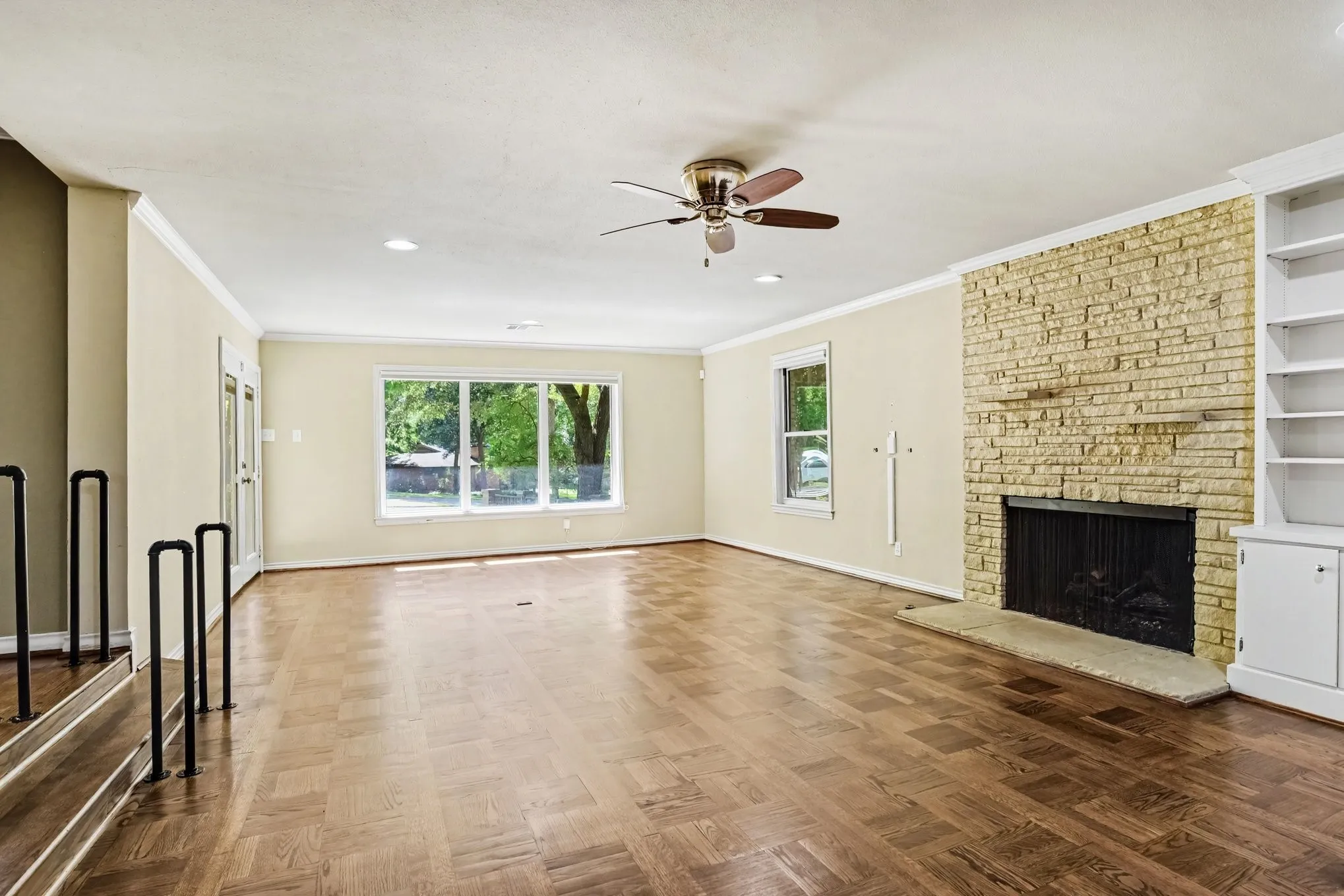 Single Family Residence For Sale in Dallas County , 10035 Woodgrove Drive, Dallas, Texas 75218, 3 Bedroom, 3 Bathroom, 2 Garage spaces, 2,716 Sqft, built in 1955, mls#21375860, Real Estate Agent in Dallas, Homes For Sale in Dallas county, Homes For Sale in Dallas, Realtor in Dallas Texas, Real Estate Brokerage Independent Realty Texas, Luminita Cordes Realtor
