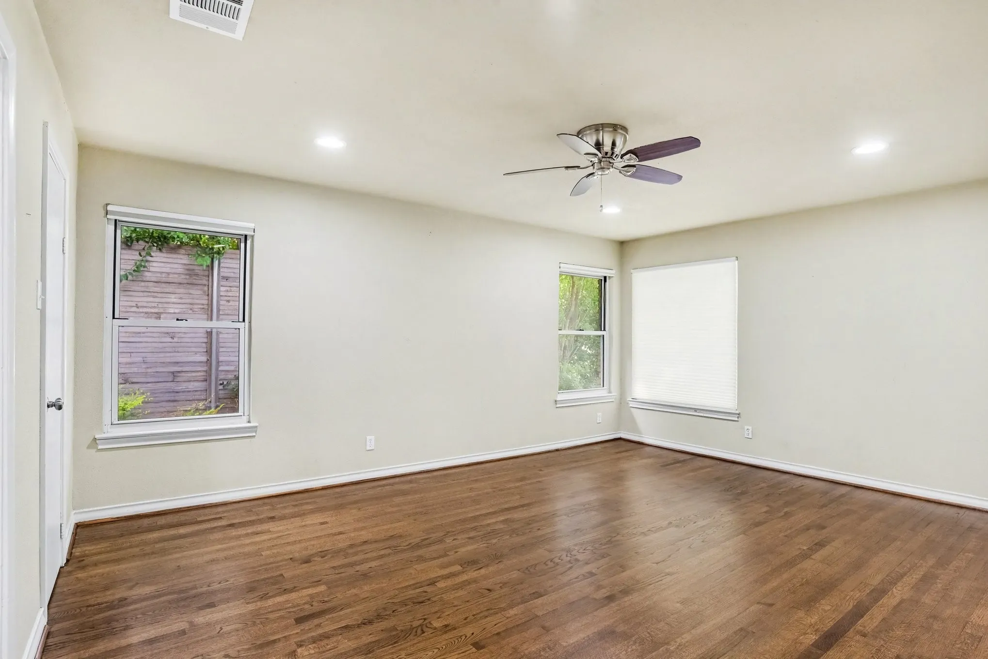 Single Family Residence For Sale in Dallas County , 10035 Woodgrove Drive, Dallas, Texas 75218, 3 Bedroom, 3 Bathroom, 2 Garage spaces, 2,716 Sqft, built in 1955, mls#21375860, Real Estate Agent in Dallas, Homes For Sale in Dallas county, Homes For Sale in Dallas, Realtor in Dallas Texas, Real Estate Brokerage Independent Realty Texas, Luminita Cordes Realtor