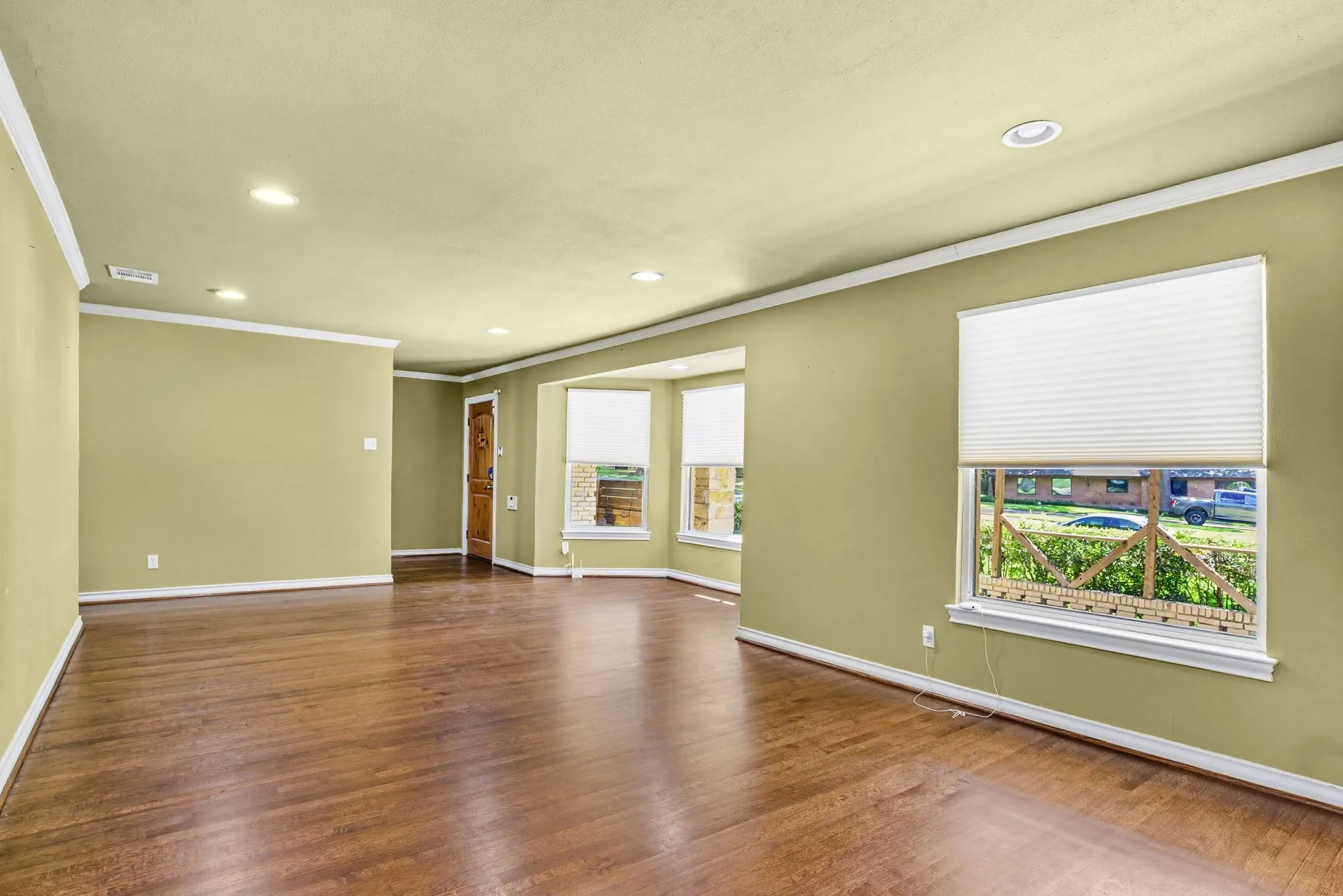 Single Family Residence For Sale in Dallas County , 10035 Woodgrove Drive, Dallas, Texas 75218, 3 Bedroom, 3 Bathroom, 2 Garage spaces, 2,716 Sqft, built in 1955, mls#21375860, Real Estate Agent in Dallas, Homes For Sale in Dallas county, Homes For Sale in Dallas, Realtor in Dallas Texas, Real Estate Brokerage Independent Realty Texas, Luminita Cordes Realtor