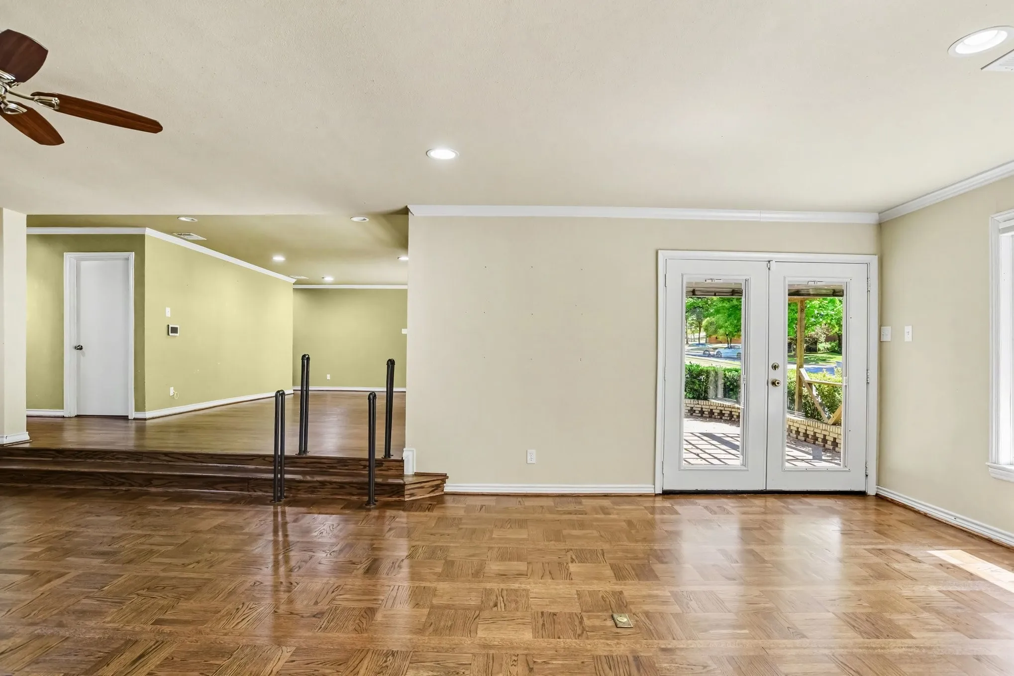 Single Family Residence For Sale in Dallas County , 10035 Woodgrove Drive, Dallas, Texas 75218, 3 Bedroom, 3 Bathroom, 2 Garage spaces, 2,716 Sqft, built in 1955, mls#21375860, Real Estate Agent in Dallas, Homes For Sale in Dallas county, Homes For Sale in Dallas, Realtor in Dallas Texas, Real Estate Brokerage Independent Realty Texas, Luminita Cordes Realtor