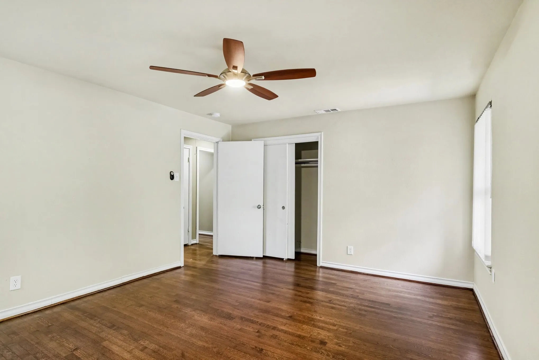 Single Family Residence For Sale in Dallas County , 10035 Woodgrove Drive, Dallas, Texas 75218, 3 Bedroom, 3 Bathroom, 2 Garage spaces, 2,716 Sqft, built in 1955, mls#21375860, Real Estate Agent in Dallas, Homes For Sale in Dallas county, Homes For Sale in Dallas, Realtor in Dallas Texas, Real Estate Brokerage Independent Realty Texas, Luminita Cordes Realtor