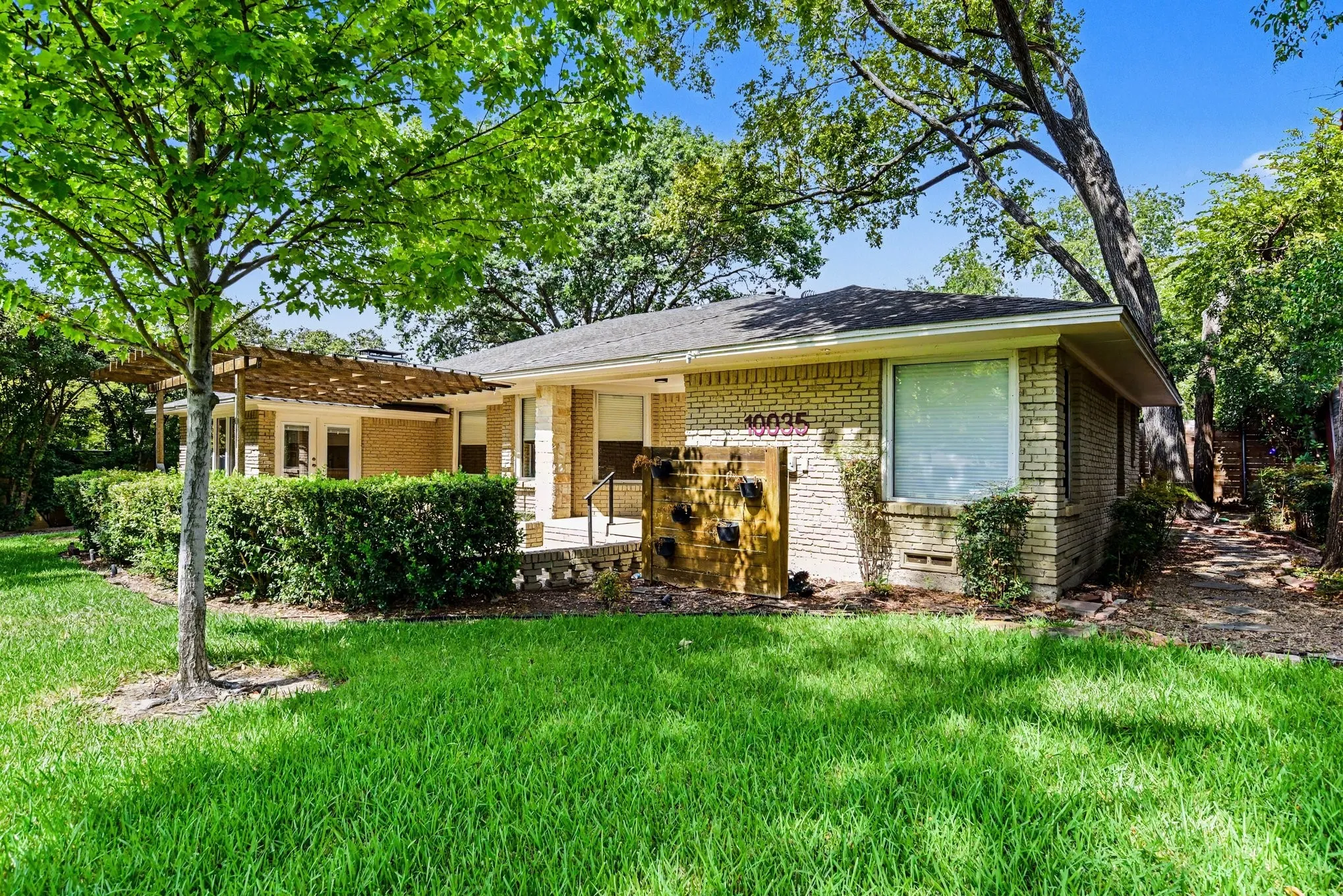 Single Family Residence For Sale in Dallas County , 10035 Woodgrove Drive, Dallas, Texas 75218, 3 Bedroom, 3 Bathroom, 2 Garage spaces, 2,716 Sqft, built in 1955, mls#21375860, Real Estate Agent in Dallas, Homes For Sale in Dallas county, Homes For Sale in Dallas, Realtor in Dallas Texas, Real Estate Brokerage Independent Realty Texas, Luminita Cordes Realtor