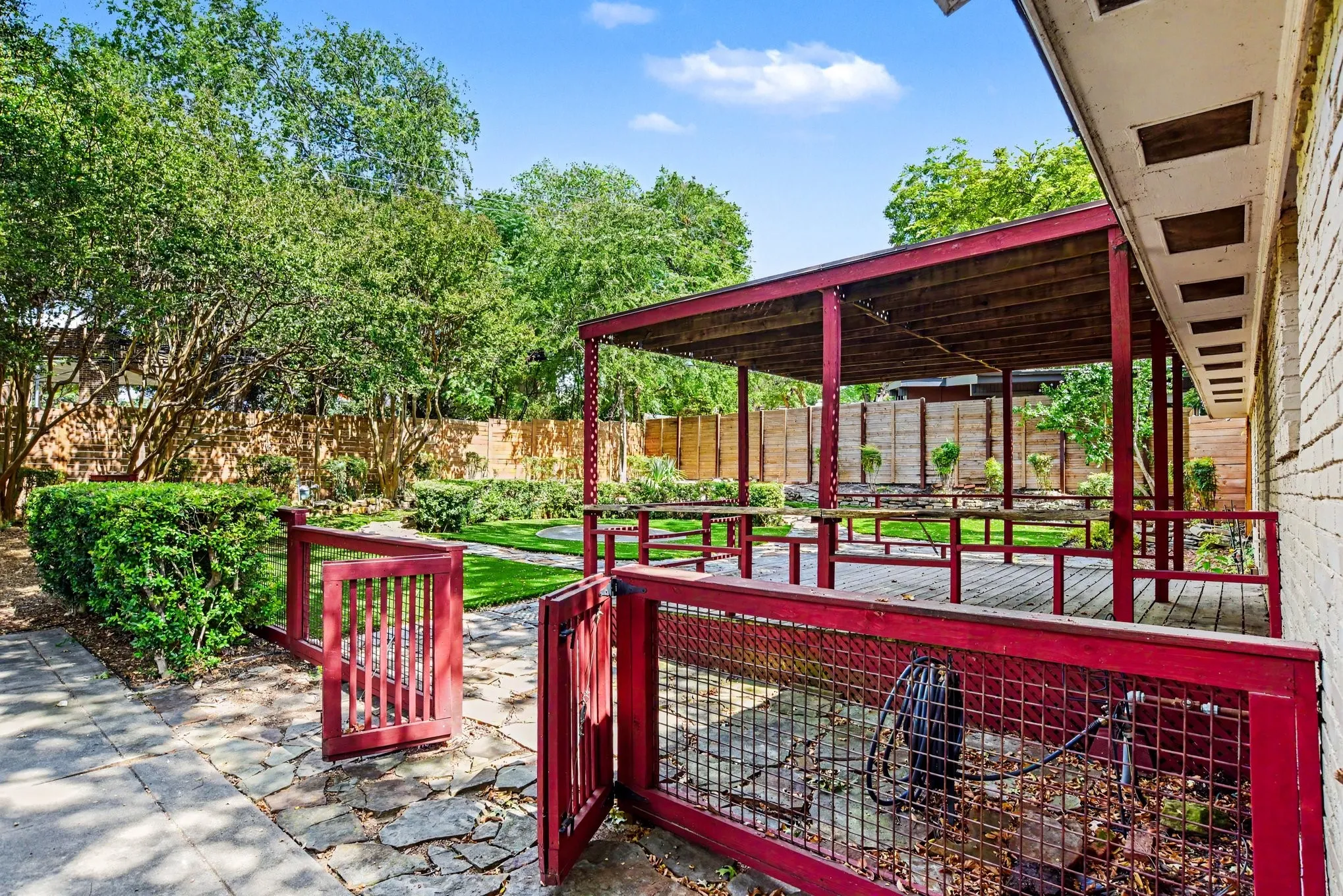 Single Family Residence For Sale in Dallas County , 10035 Woodgrove Drive, Dallas, Texas 75218, 3 Bedroom, 3 Bathroom, 2 Garage spaces, 2,716 Sqft, built in 1955, mls#21375860, Real Estate Agent in Dallas, Homes For Sale in Dallas county, Homes For Sale in Dallas, Realtor in Dallas Texas, Real Estate Brokerage Independent Realty Texas, Luminita Cordes Realtor
