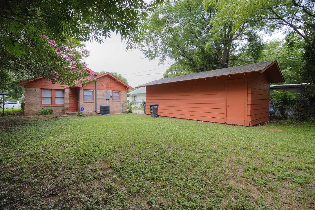 Single Family Residence For Rent in Tarrant County , 2703 Galvez Avenue, Fort Worth, Texas 76111, 2 Bedroom, 1 Bathroom, 2 Garage spaces, 950 Sqft, built in 1930, mls#21384078, Real Estate Agent in Fort Worth, Homes For Rent in Tarrant county, Homes For Rent in Fort Worth, Realtor in Fort Worth Texas, Real Estate Brokerage Independent Realty Texas, Luminita Cordes Realtor