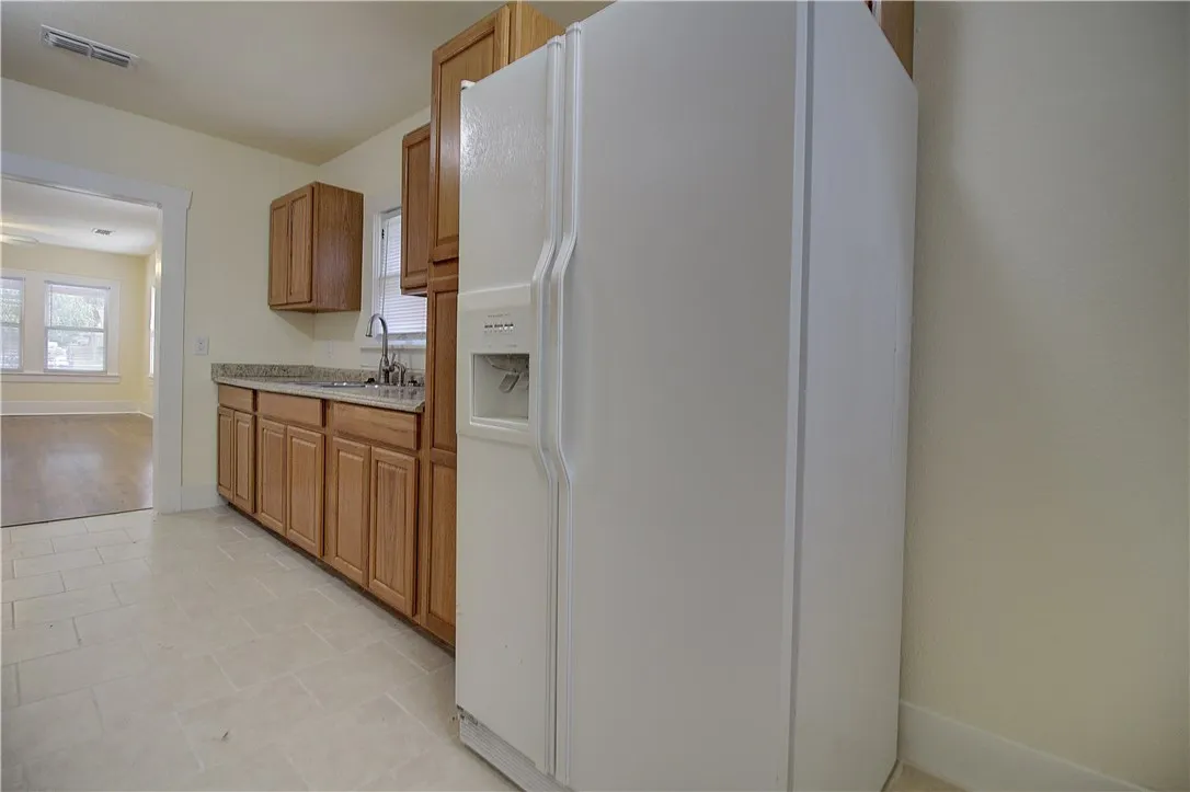 Single Family Residence For Rent in Tarrant County , 2703 Galvez Avenue, Fort Worth, Texas 76111, 2 Bedroom, 1 Bathroom, 2 Garage spaces, 950 Sqft, built in 1930, mls#21384078, Real Estate Agent in Fort Worth, Homes For Rent in Tarrant county, Homes For Rent in Fort Worth, Realtor in Fort Worth Texas, Real Estate Brokerage Independent Realty Texas, Luminita Cordes Realtor