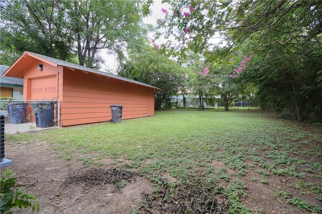 Single Family Residence For Rent in Tarrant County , 2703 Galvez Avenue, Fort Worth, Texas 76111, 2 Bedroom, 1 Bathroom, 2 Garage spaces, 950 Sqft, built in 1930, mls#21384078, Real Estate Agent in Fort Worth, Homes For Rent in Tarrant county, Homes For Rent in Fort Worth, Realtor in Fort Worth Texas, Real Estate Brokerage Independent Realty Texas, Luminita Cordes Realtor