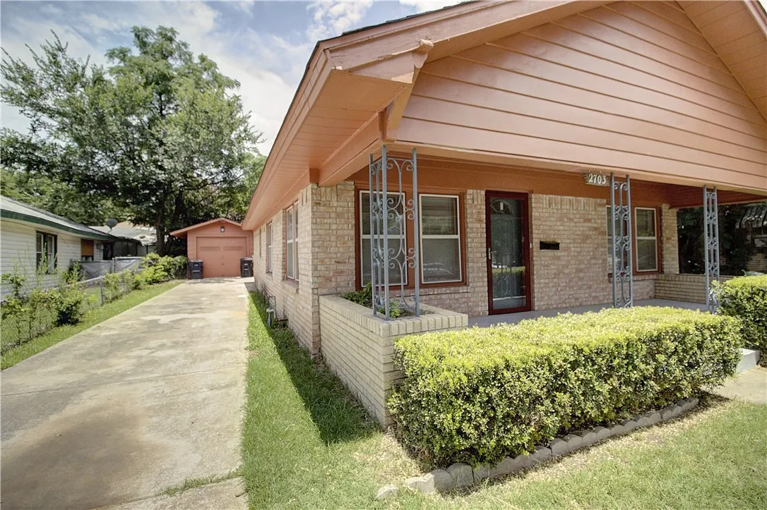Single Family Residence For Rent in Tarrant County , 2703 Galvez Avenue, Fort Worth, Texas 76111, 2 Bedroom, 1 Bathroom, 2 Garage spaces, 950 Sqft, built in 1930, mls#21384078, Real Estate Agent in Fort Worth, Homes For Rent in Tarrant county, Homes For Rent in Fort Worth, Realtor in Fort Worth Texas, Real Estate Brokerage Independent Realty Texas, Luminita Cordes Realtor
