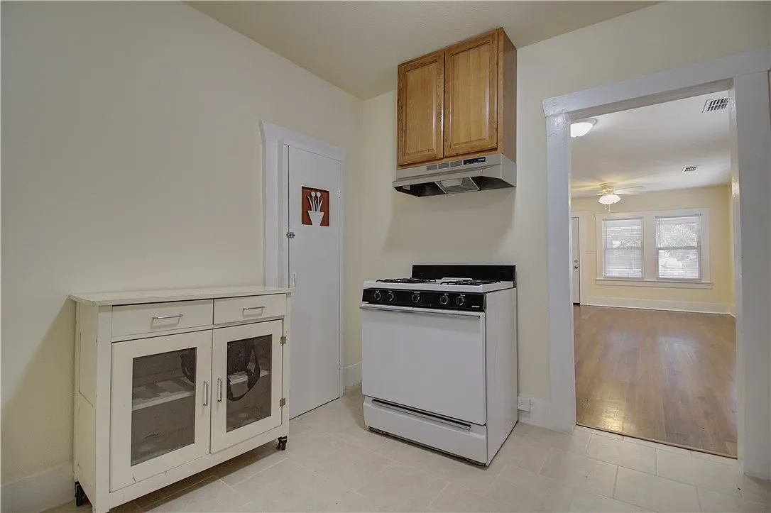 Single Family Residence For Rent in Tarrant County , 2703 Galvez Avenue, Fort Worth, Texas 76111, 2 Bedroom, 1 Bathroom, 2 Garage spaces, 950 Sqft, built in 1930, mls#21384078, Real Estate Agent in Fort Worth, Homes For Rent in Tarrant county, Homes For Rent in Fort Worth, Realtor in Fort Worth Texas, Real Estate Brokerage Independent Realty Texas, Luminita Cordes Realtor