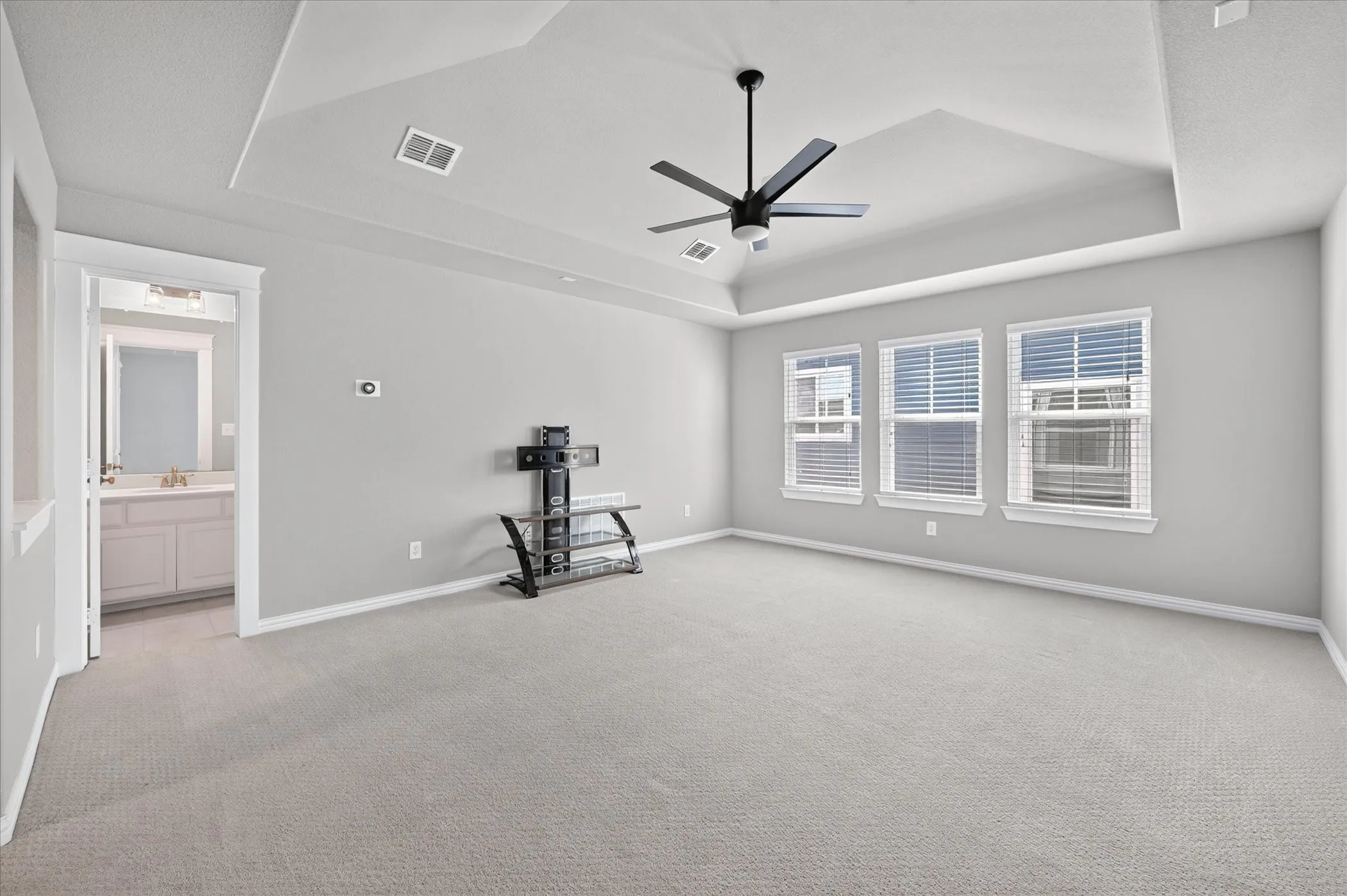 Tray ceiling with a ceiling fan