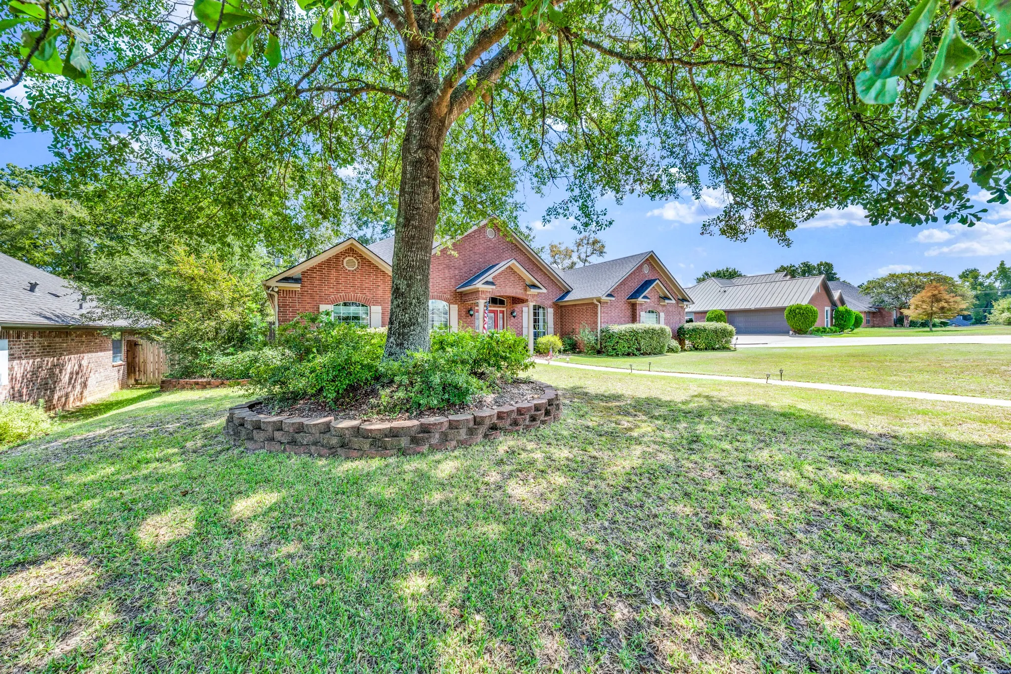 Single Family Residence For Sale in Gregg County , 3808 Clarkway Place, Longview, Texas 75605, 4 Bedroom, 3 Bathroom, 2 Garage spaces, 2,369 Sqft, built in 2006, mls#21383619, Real Estate Agent in Longview, Homes For Sale in Gregg county, Homes For Sale in Longview, Realtor in Longview Texas, Real Estate Brokerage Independent Realty Texas, Luminita Cordes Realtor