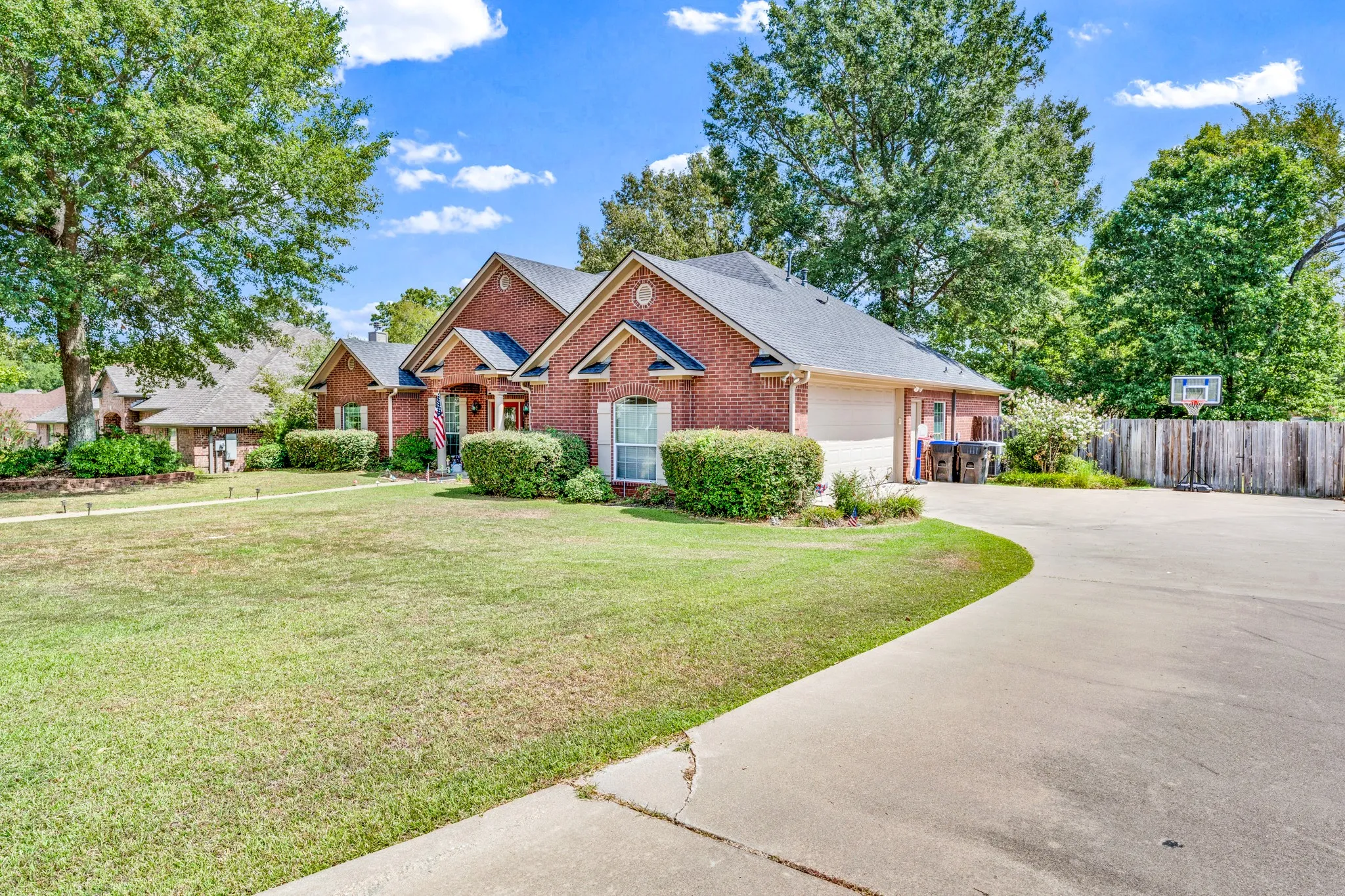 Single Family Residence For Sale in Gregg County , 3808 Clarkway Place, Longview, Texas 75605, 4 Bedroom, 3 Bathroom, 2 Garage spaces, 2,369 Sqft, built in 2006, mls#21383619, Real Estate Agent in Longview, Homes For Sale in Gregg county, Homes For Sale in Longview, Realtor in Longview Texas, Real Estate Brokerage Independent Realty Texas, Luminita Cordes Realtor