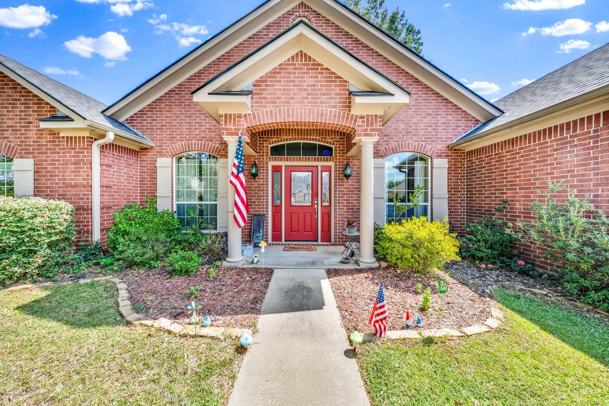 Single Family Residence For Sale in Gregg County , 3808 Clarkway Place, Longview, Texas 75605, 4 Bedroom, 3 Bathroom, 2 Garage spaces, 2,369 Sqft, built in 2006, mls#21383619, Real Estate Agent in Longview, Homes For Sale in Gregg county, Homes For Sale in Longview, Realtor in Longview Texas, Real Estate Brokerage Independent Realty Texas, Luminita Cordes Realtor