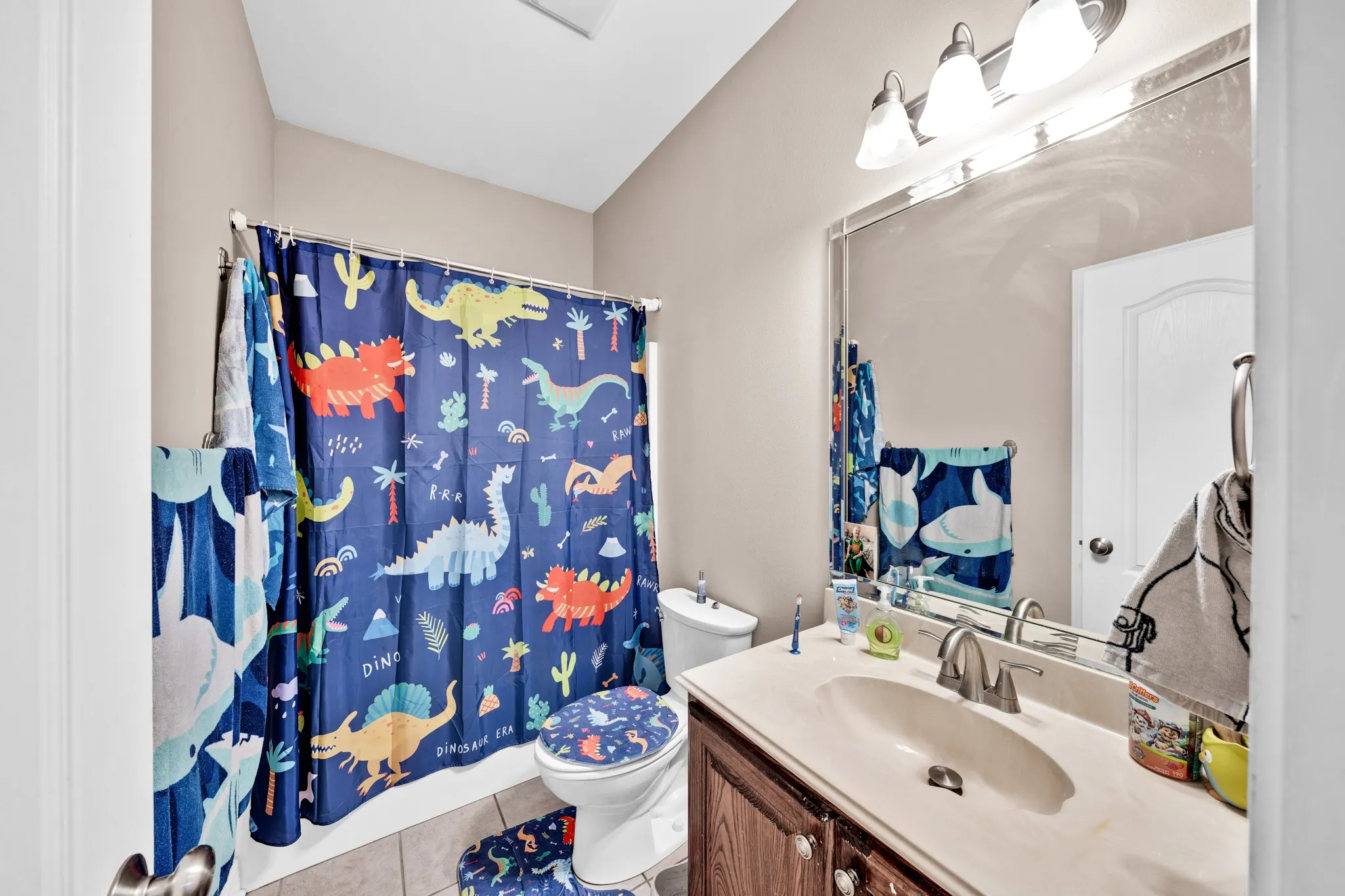 Single Family Residence For Sale in Gregg County , 3808 Clarkway Place, Longview, Texas 75605, 4 Bedroom, 3 Bathroom, 2 Garage spaces, 2,369 Sqft, built in 2006, mls#21383619, Real Estate Agent in Longview, Homes For Sale in Gregg county, Homes For Sale in Longview, Realtor in Longview Texas, Real Estate Brokerage Independent Realty Texas, Luminita Cordes Realtor