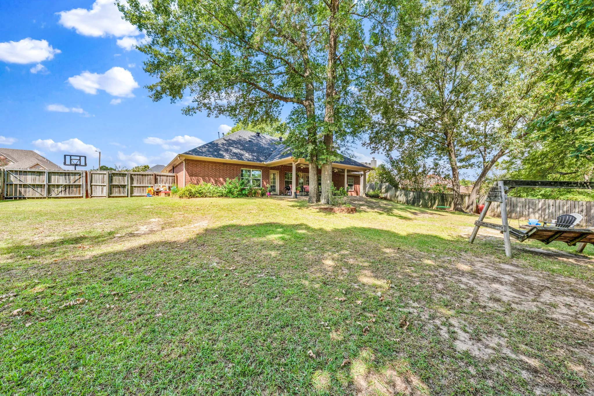 Single Family Residence For Sale in Gregg County , 3808 Clarkway Place, Longview, Texas 75605, 4 Bedroom, 3 Bathroom, 2 Garage spaces, 2,369 Sqft, built in 2006, mls#21383619, Real Estate Agent in Longview, Homes For Sale in Gregg county, Homes For Sale in Longview, Realtor in Longview Texas, Real Estate Brokerage Independent Realty Texas, Luminita Cordes Realtor