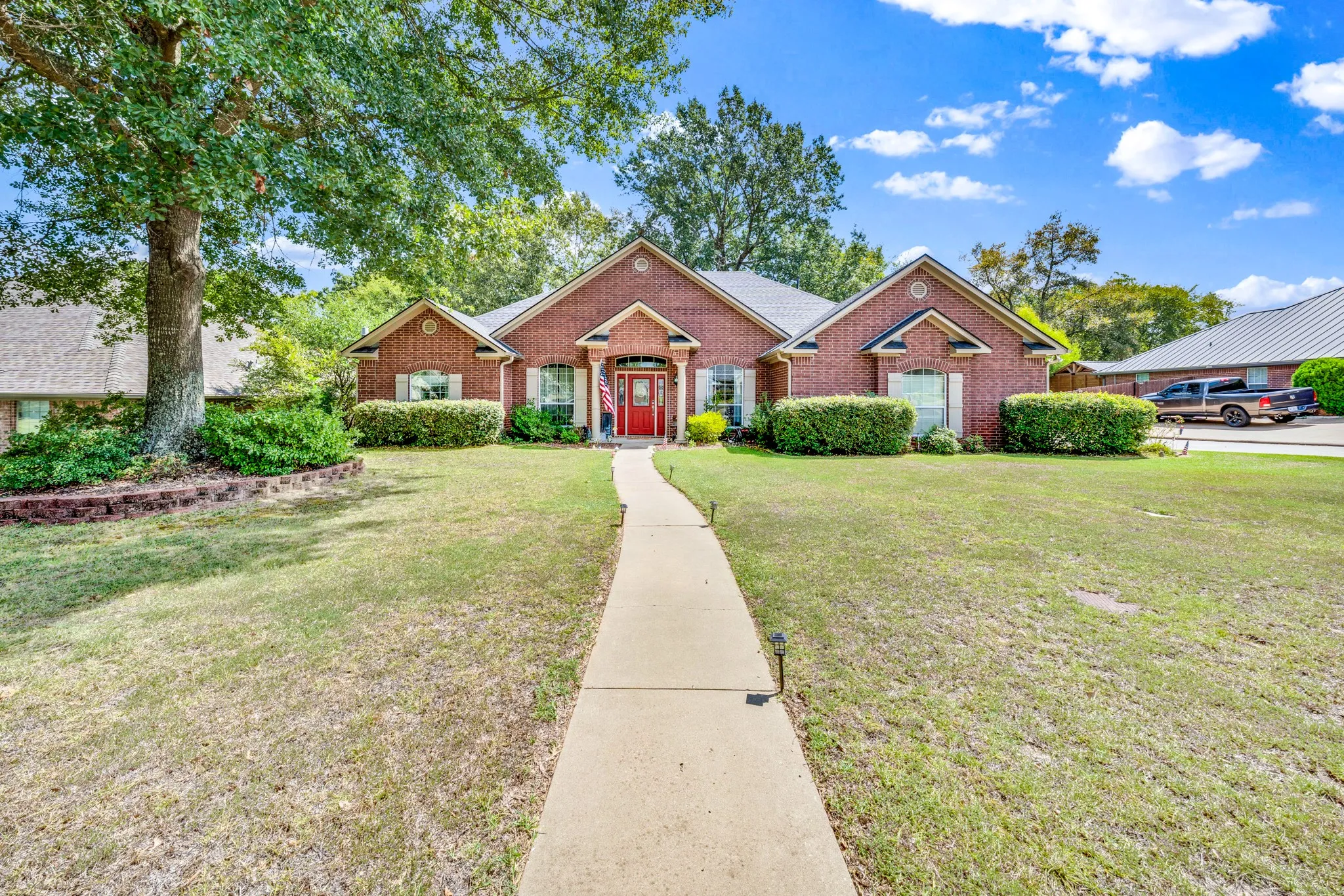 Single Family Residence For Sale in Gregg County , 3808 Clarkway Place, Longview, Texas 75605, 4 Bedroom, 3 Bathroom, 2 Garage spaces, 2,369 Sqft, built in 2006, mls#21383619, Real Estate Agent in Longview, Homes For Sale in Gregg county, Homes For Sale in Longview, Realtor in Longview Texas, Real Estate Brokerage Independent Realty Texas, Luminita Cordes Realtor