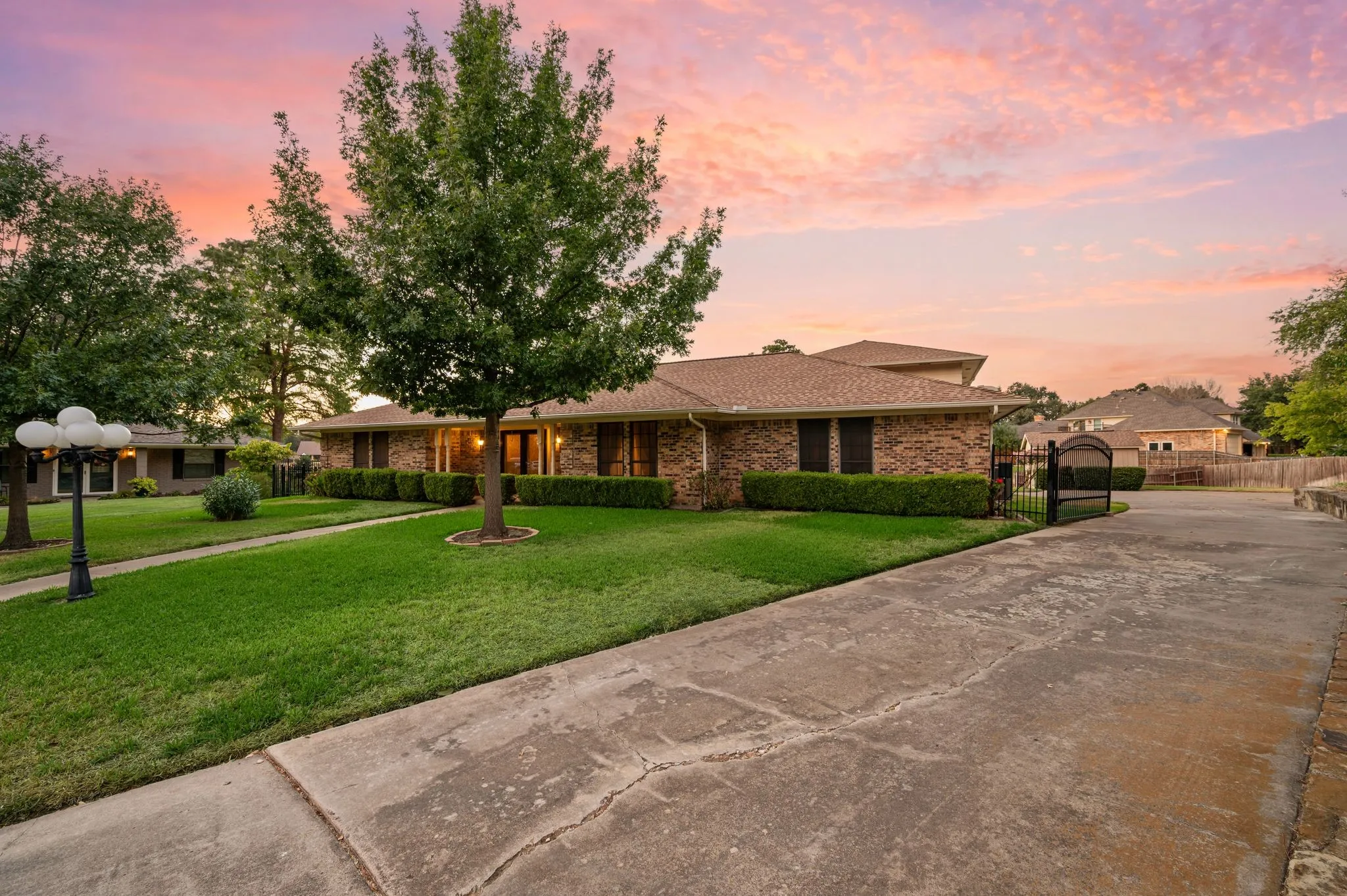 Single Family Residence For Sale in Tarrant County , 4813 Woodcreek Court, North Richland Hills, Texas 76180, 3 Bedroom, 3 Bathroom, 2 Garage spaces, 3,077 Sqft, built in 1978, mls#21383111, Real Estate Agent in North Richland Hills, Homes For Sale in Tarrant county, Homes For Sale in North Richland Hills, Realtor in North Richland Hills Texas, Real Estate Brokerage Independent Realty Texas, Luminita Cordes Realtor