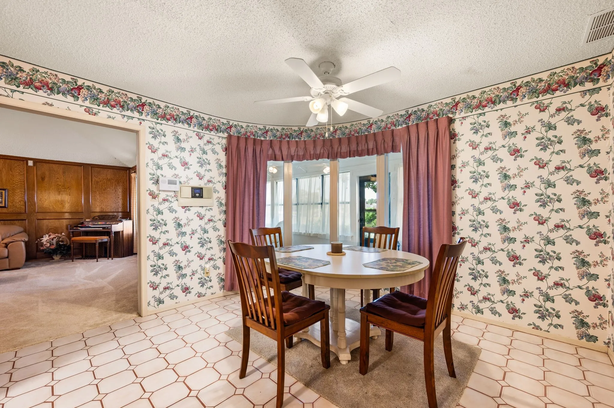 Single Family Residence For Sale in Tarrant County , 4813 Woodcreek Court, North Richland Hills, Texas 76180, 3 Bedroom, 3 Bathroom, 2 Garage spaces, 3,077 Sqft, built in 1978, mls#21383111, Real Estate Agent in North Richland Hills, Homes For Sale in Tarrant county, Homes For Sale in North Richland Hills, Realtor in North Richland Hills Texas, Real Estate Brokerage Independent Realty Texas, Luminita Cordes Realtor