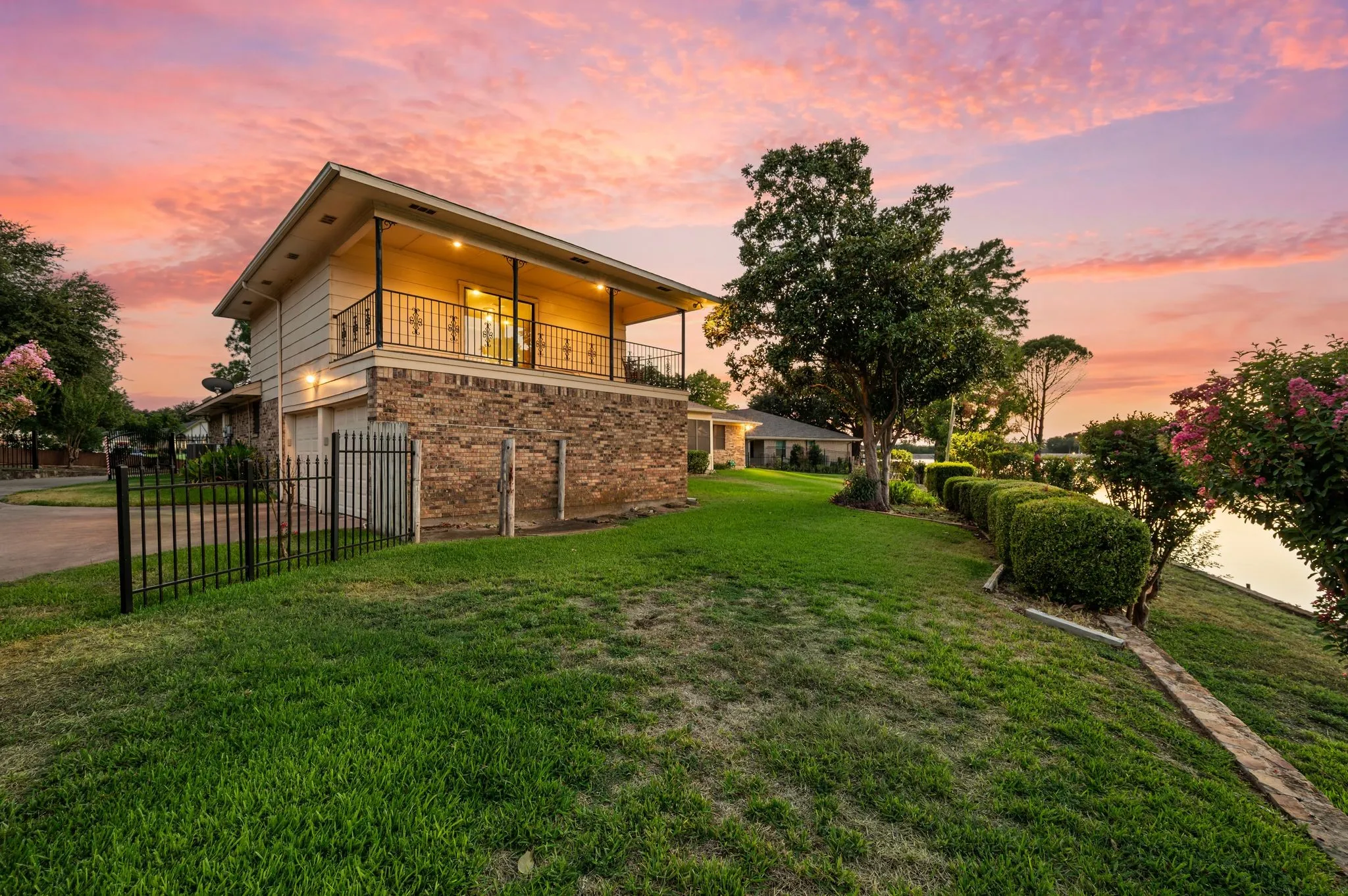 Single Family Residence For Sale in Tarrant County , 4813 Woodcreek Court, North Richland Hills, Texas 76180, 3 Bedroom, 3 Bathroom, 2 Garage spaces, 3,077 Sqft, built in 1978, mls#21383111, Real Estate Agent in North Richland Hills, Homes For Sale in Tarrant county, Homes For Sale in North Richland Hills, Realtor in North Richland Hills Texas, Real Estate Brokerage Independent Realty Texas, Luminita Cordes Realtor