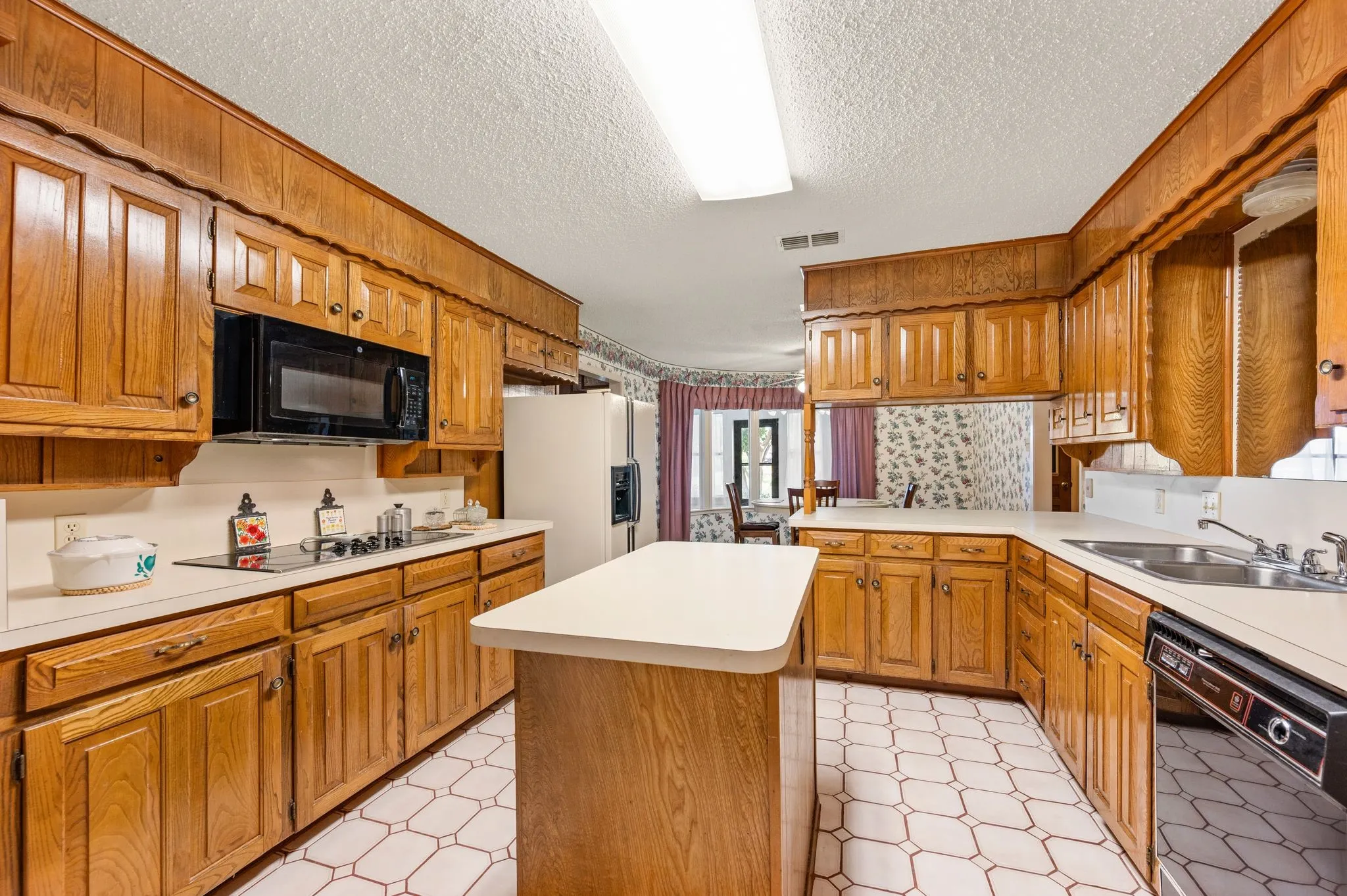 Single Family Residence For Sale in Tarrant County , 4813 Woodcreek Court, North Richland Hills, Texas 76180, 3 Bedroom, 3 Bathroom, 2 Garage spaces, 3,077 Sqft, built in 1978, mls#21383111, Real Estate Agent in North Richland Hills, Homes For Sale in Tarrant county, Homes For Sale in North Richland Hills, Realtor in North Richland Hills Texas, Real Estate Brokerage Independent Realty Texas, Luminita Cordes Realtor