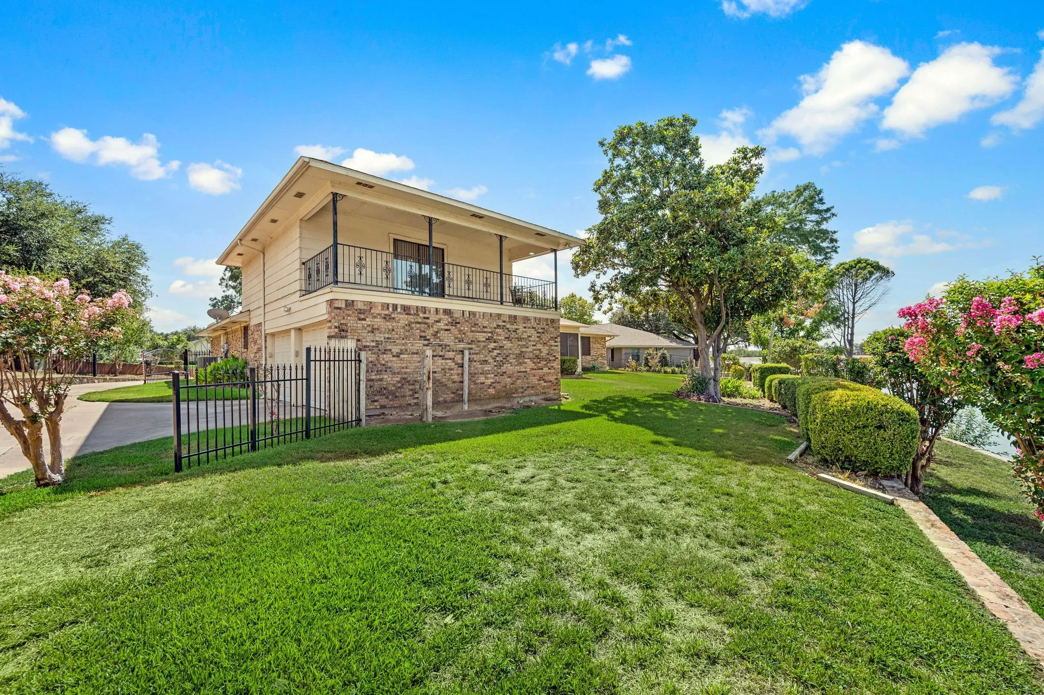 Single Family Residence For Sale in Tarrant County , 4813 Woodcreek Court, North Richland Hills, Texas 76180, 3 Bedroom, 3 Bathroom, 2 Garage spaces, 3,077 Sqft, built in 1978, mls#21383111, Real Estate Agent in North Richland Hills, Homes For Sale in Tarrant county, Homes For Sale in North Richland Hills, Realtor in North Richland Hills Texas, Real Estate Brokerage Independent Realty Texas, Luminita Cordes Realtor