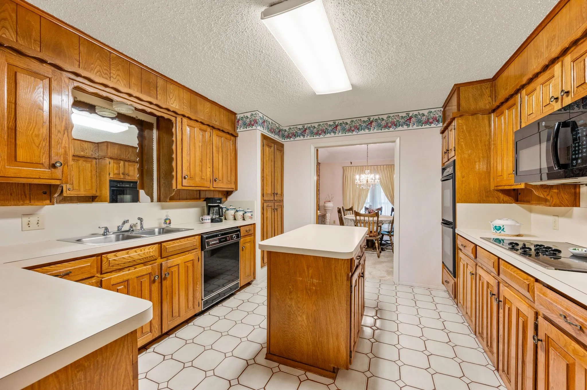 Single Family Residence For Sale in Tarrant County , 4813 Woodcreek Court, North Richland Hills, Texas 76180, 3 Bedroom, 3 Bathroom, 2 Garage spaces, 3,077 Sqft, built in 1978, mls#21383111, Real Estate Agent in North Richland Hills, Homes For Sale in Tarrant county, Homes For Sale in North Richland Hills, Realtor in North Richland Hills Texas, Real Estate Brokerage Independent Realty Texas, Luminita Cordes Realtor