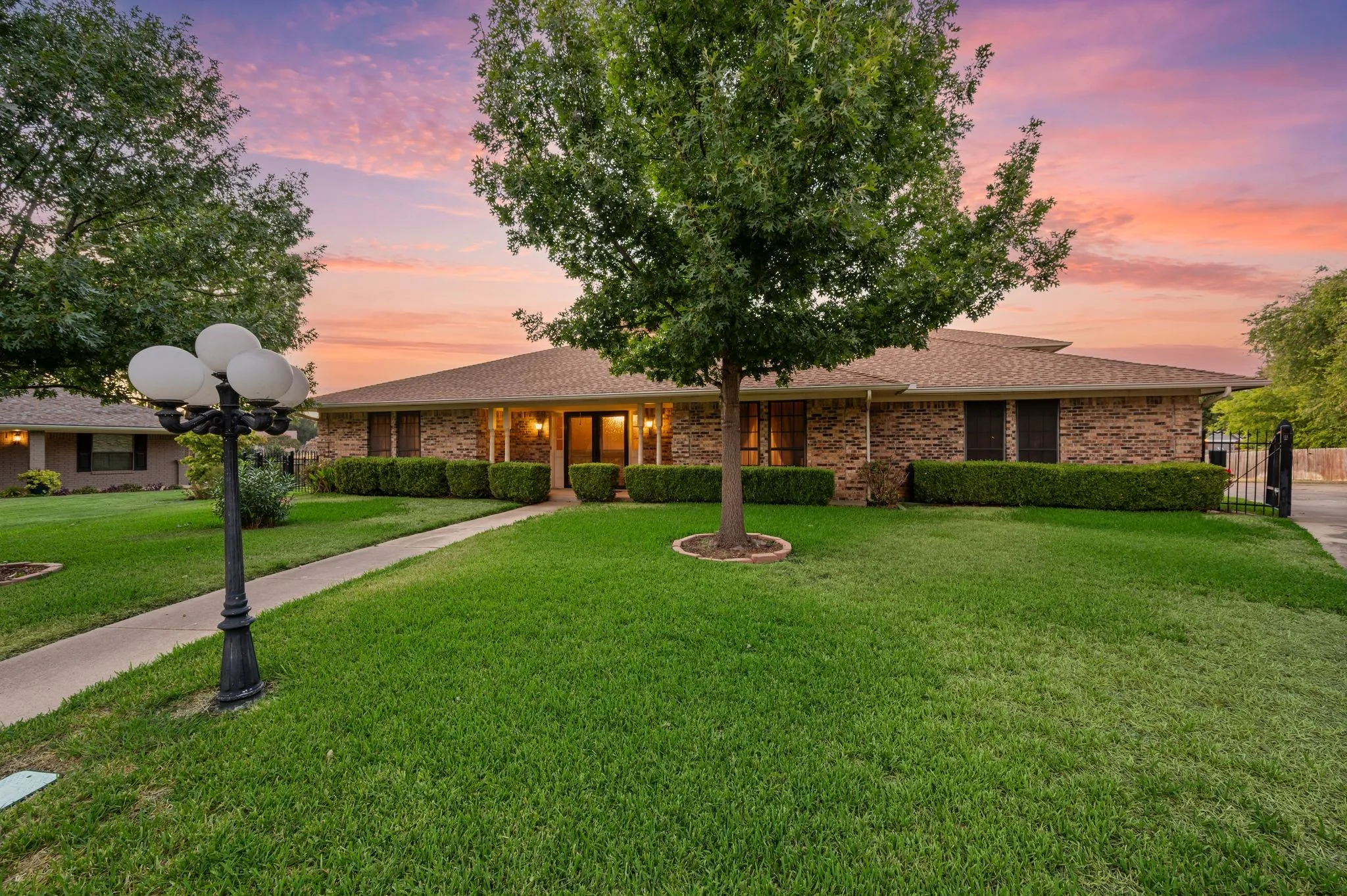 Single Family Residence For Sale in Tarrant County , 4813 Woodcreek Court, North Richland Hills, Texas 76180, 3 Bedroom, 3 Bathroom, 2 Garage spaces, 3,077 Sqft, built in 1978, mls#21383111, Real Estate Agent in North Richland Hills, Homes For Sale in Tarrant county, Homes For Sale in North Richland Hills, Realtor in North Richland Hills Texas, Real Estate Brokerage Independent Realty Texas, Luminita Cordes Realtor