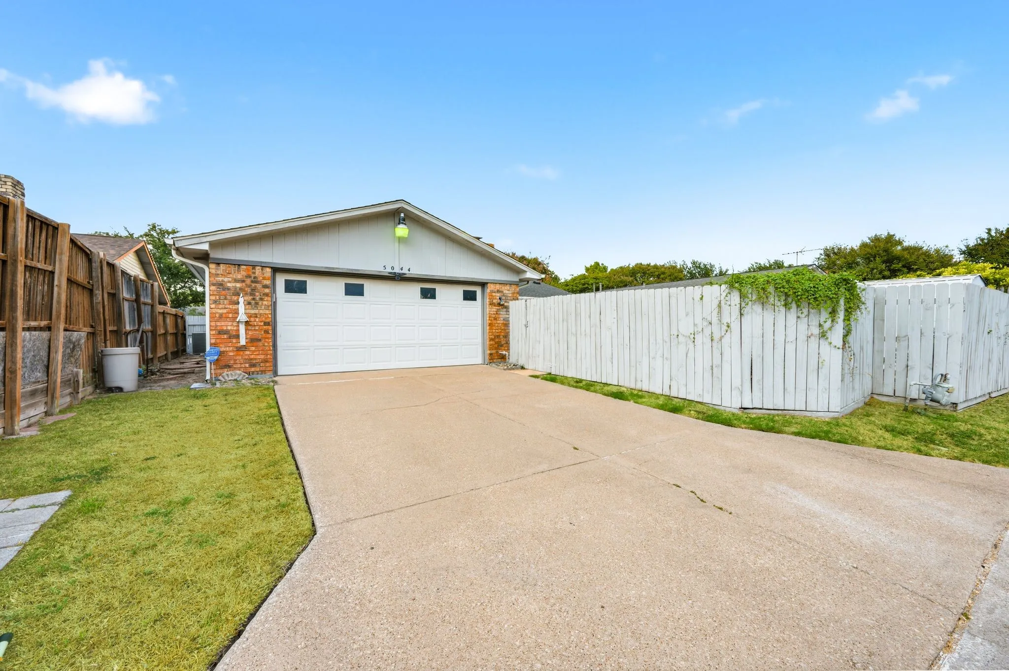 Single Family Residence For Sale in Denton County , 5044 Stanley Drive, The Colony, Texas 75056, 3 Bedroom, 2 Bathroom, 2 Garage spaces, 1,934 Sqft, built in 1977, mls#21384517, Real Estate Agent in The Colony, Homes For Sale in Denton county, Homes For Sale in The Colony, Realtor in The Colony Texas, Real Estate Brokerage Independent Realty Texas, Luminita Cordes Realtor