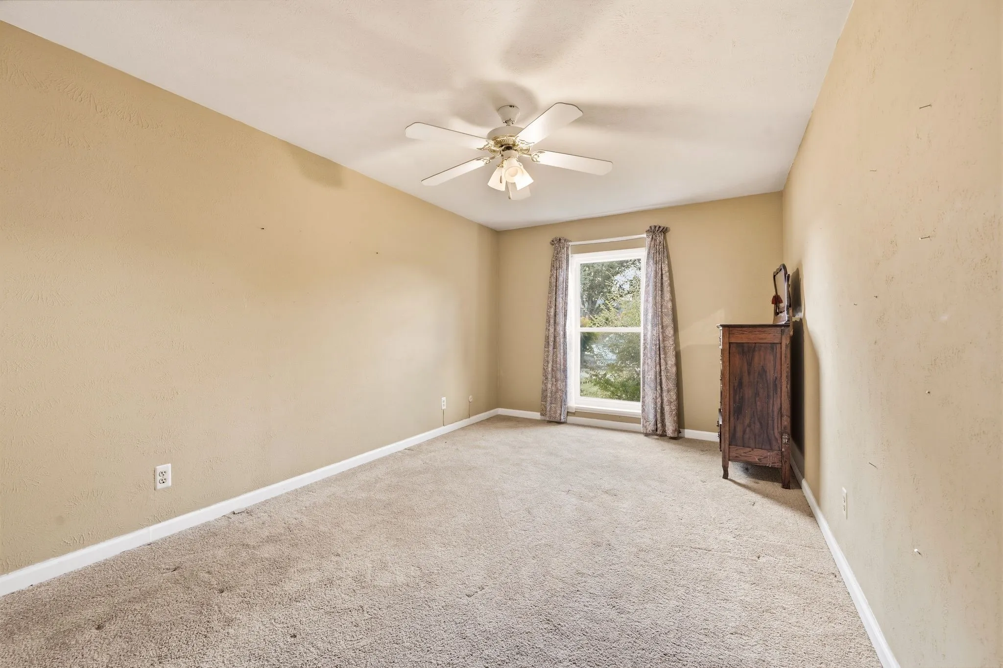 Single Family Residence For Sale in Denton County , 5044 Stanley Drive, The Colony, Texas 75056, 3 Bedroom, 2 Bathroom, 2 Garage spaces, 1,934 Sqft, built in 1977, mls#21384517, Real Estate Agent in The Colony, Homes For Sale in Denton county, Homes For Sale in The Colony, Realtor in The Colony Texas, Real Estate Brokerage Independent Realty Texas, Luminita Cordes Realtor