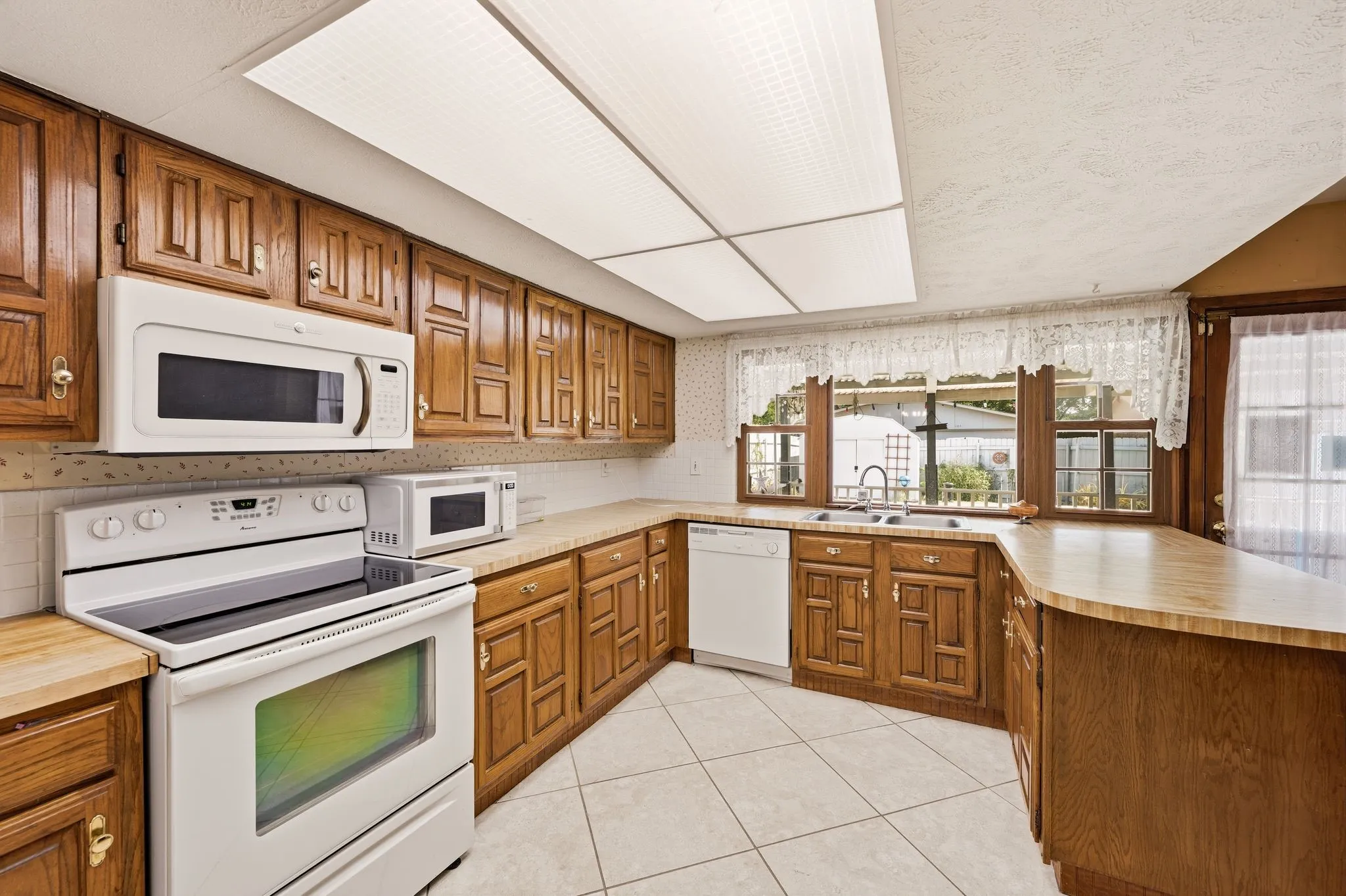 Single Family Residence For Sale in Denton County , 5044 Stanley Drive, The Colony, Texas 75056, 3 Bedroom, 2 Bathroom, 2 Garage spaces, 1,934 Sqft, built in 1977, mls#21384517, Real Estate Agent in The Colony, Homes For Sale in Denton county, Homes For Sale in The Colony, Realtor in The Colony Texas, Real Estate Brokerage Independent Realty Texas, Luminita Cordes Realtor
