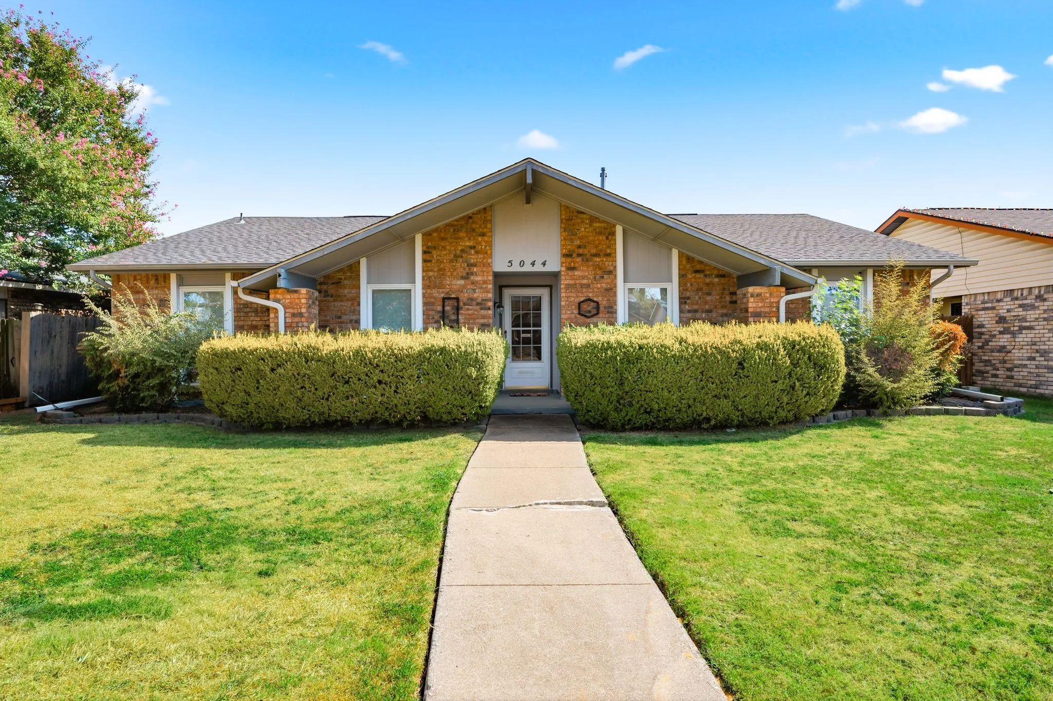 Single Family Residence For Sale in Denton County , 5044 Stanley Drive, The Colony, Texas 75056, 3 Bedroom, 2 Bathroom, 2 Garage spaces, 1,934 Sqft, built in 1977, mls#21384517, Real Estate Agent in The Colony, Homes For Sale in Denton county, Homes For Sale in The Colony, Realtor in The Colony Texas, Real Estate Brokerage Independent Realty Texas, Luminita Cordes Realtor