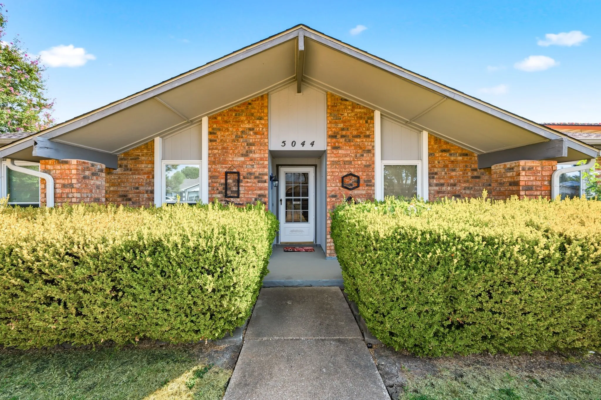 Single Family Residence For Sale in Denton County , 5044 Stanley Drive, The Colony, Texas 75056, 3 Bedroom, 2 Bathroom, 2 Garage spaces, 1,934 Sqft, built in 1977, mls#21384517, Real Estate Agent in The Colony, Homes For Sale in Denton county, Homes For Sale in The Colony, Realtor in The Colony Texas, Real Estate Brokerage Independent Realty Texas, Luminita Cordes Realtor