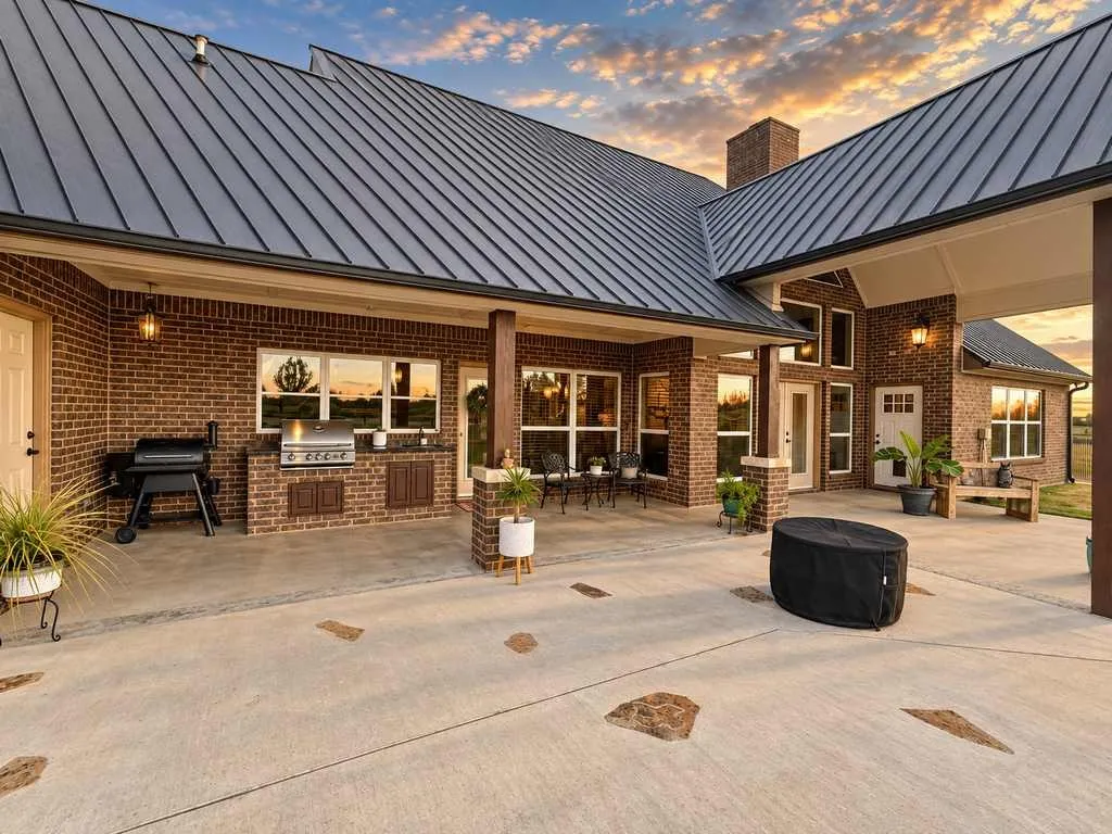 Covered Patio with Outdoor kitchen and grilling space