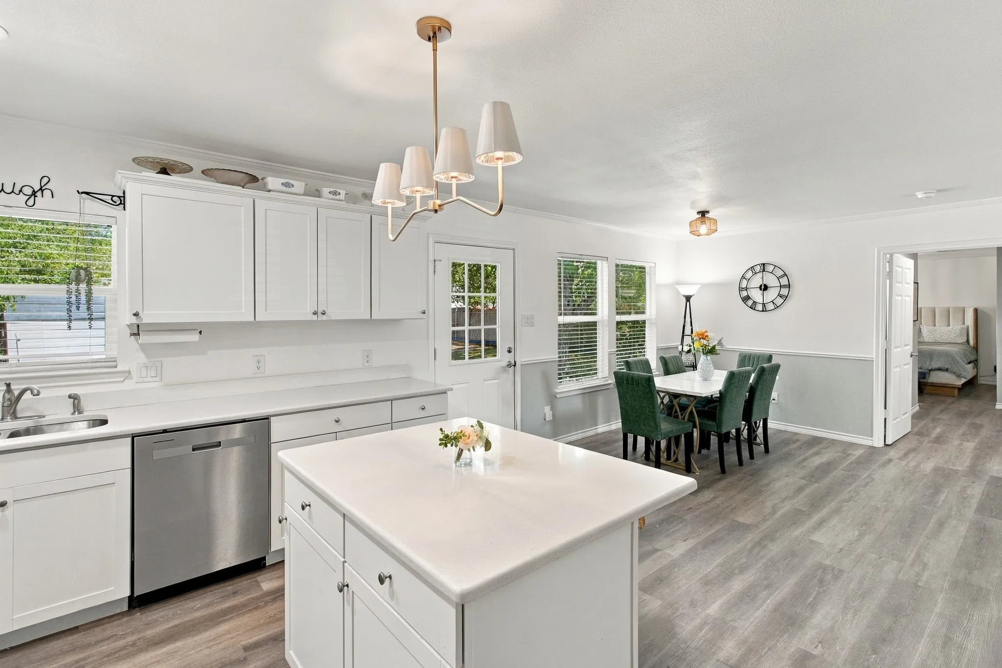 Single Family Residence For Sale in Tarrant County , 801 Connally Terrace, Arlington, Texas 76010, 3 Bedroom, 2 Bathroom, Garage spaces, 1,388 Sqft, built in 1953, mls#21384647, Real Estate Agent in Arlington, Homes For Sale in Tarrant county, Homes For Sale in Arlington, Realtor in Arlington Texas, Real Estate Brokerage Independent Realty Texas, Luminita Cordes Realtor