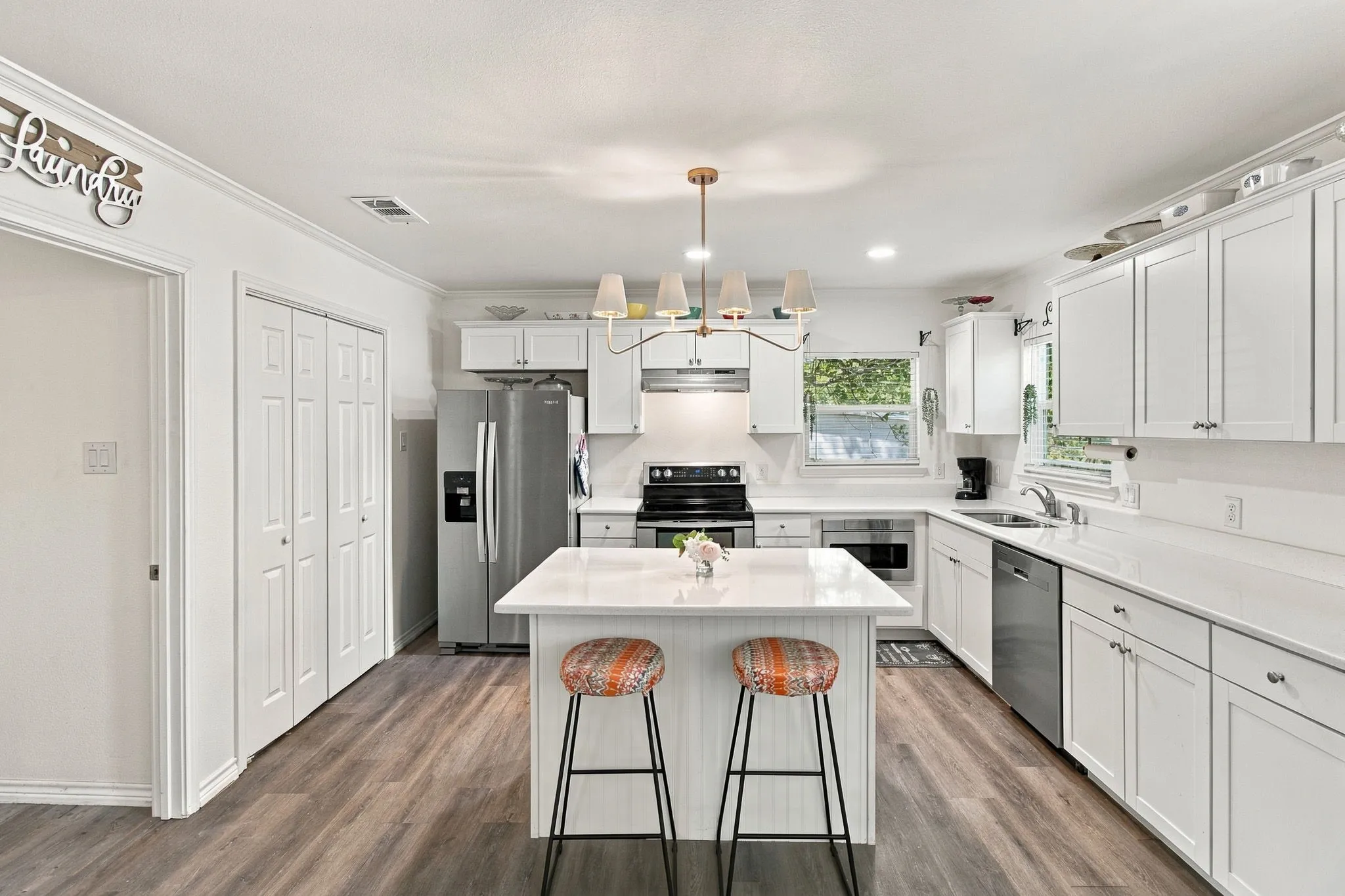Single Family Residence For Sale in Tarrant County , 801 Connally Terrace, Arlington, Texas 76010, 3 Bedroom, 2 Bathroom, Garage spaces, 1,388 Sqft, built in 1953, mls#21384647, Real Estate Agent in Arlington, Homes For Sale in Tarrant county, Homes For Sale in Arlington, Realtor in Arlington Texas, Real Estate Brokerage Independent Realty Texas, Luminita Cordes Realtor