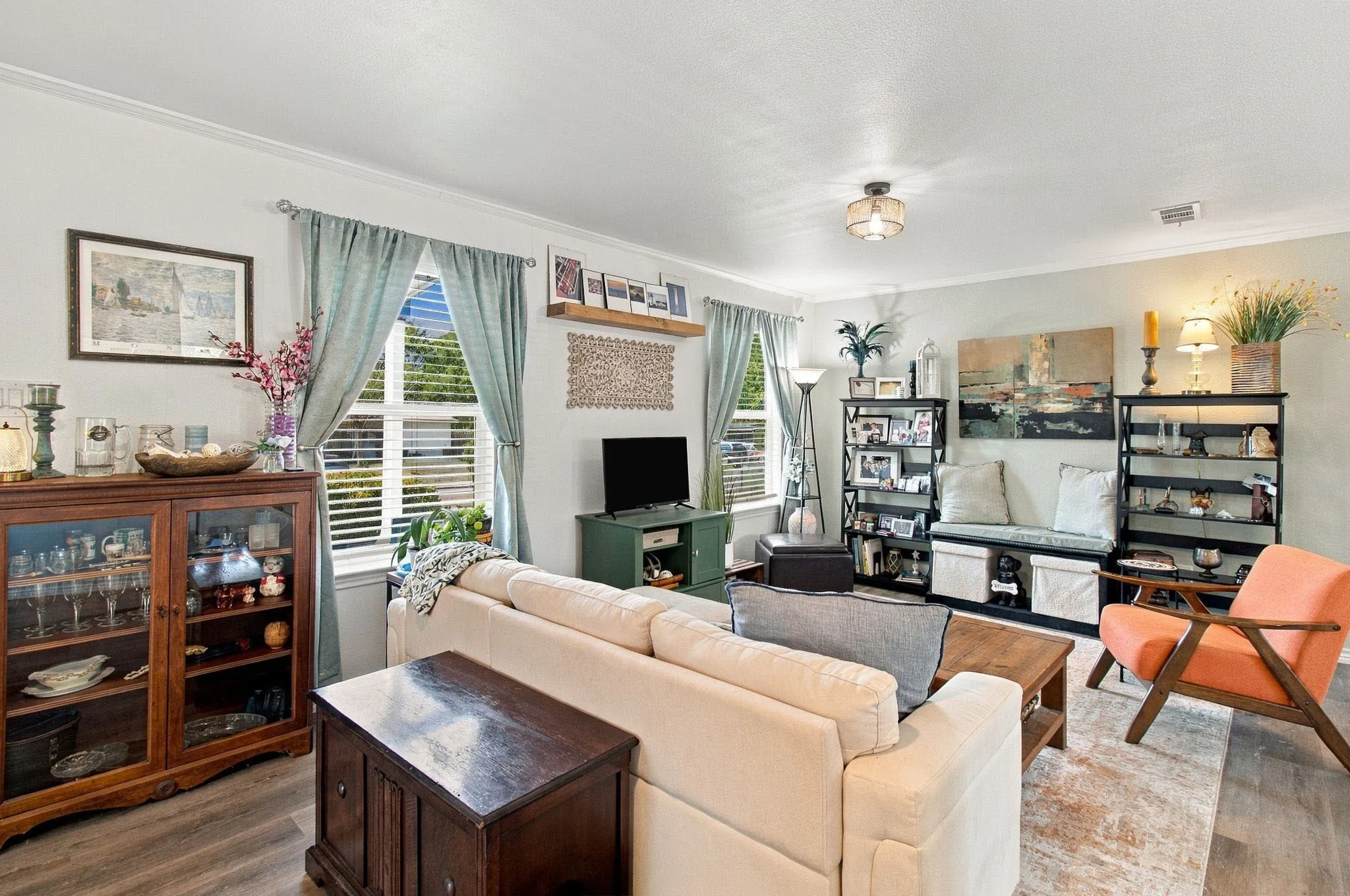 Single Family Residence For Sale in Tarrant County , 801 Connally Terrace, Arlington, Texas 76010, 3 Bedroom, 2 Bathroom, Garage spaces, 1,388 Sqft, built in 1953, mls#21384647, Real Estate Agent in Arlington, Homes For Sale in Tarrant county, Homes For Sale in Arlington, Realtor in Arlington Texas, Real Estate Brokerage Independent Realty Texas, Luminita Cordes Realtor