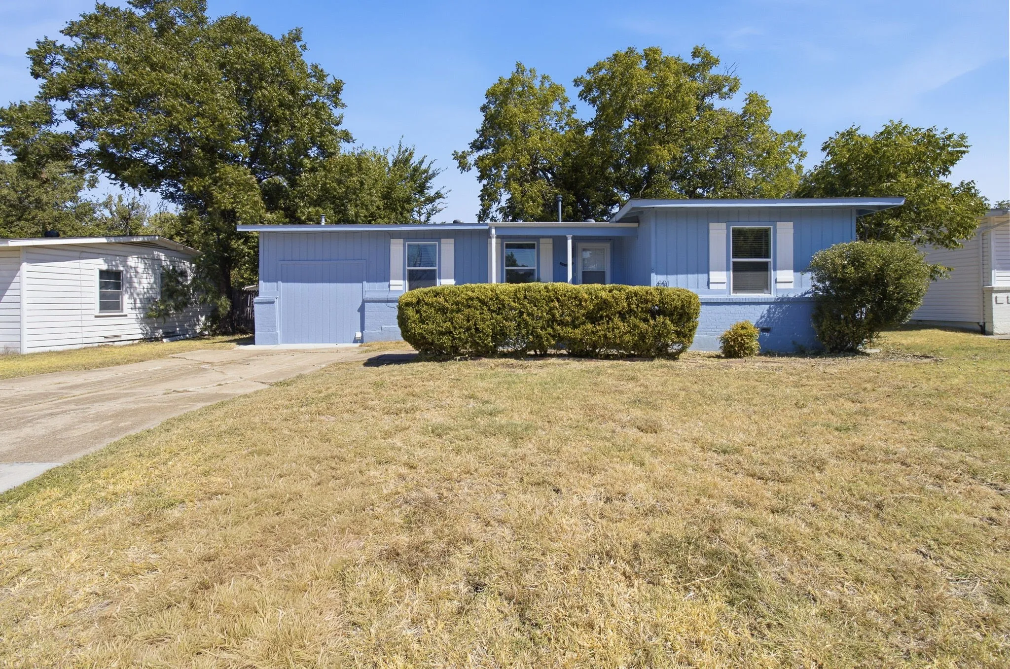 Single Family Residence For Sale in Tarrant County , 801 Connally Terrace, Arlington, Texas 76010, 3 Bedroom, 2 Bathroom, Garage spaces, 1,388 Sqft, built in 1953, mls#21384647, Real Estate Agent in Arlington, Homes For Sale in Tarrant county, Homes For Sale in Arlington, Realtor in Arlington Texas, Real Estate Brokerage Independent Realty Texas, Luminita Cordes Realtor