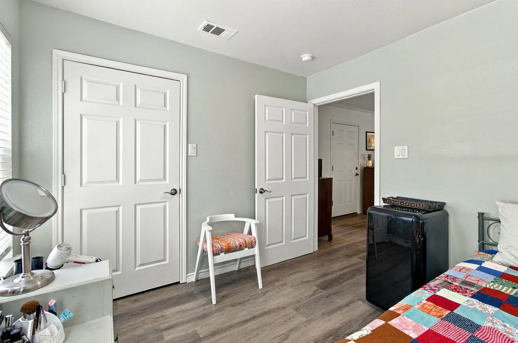 Single Family Residence For Sale in Tarrant County , 801 Connally Terrace, Arlington, Texas 76010, 3 Bedroom, 2 Bathroom, Garage spaces, 1,388 Sqft, built in 1953, mls#21384647, Real Estate Agent in Arlington, Homes For Sale in Tarrant county, Homes For Sale in Arlington, Realtor in Arlington Texas, Real Estate Brokerage Independent Realty Texas, Luminita Cordes Realtor