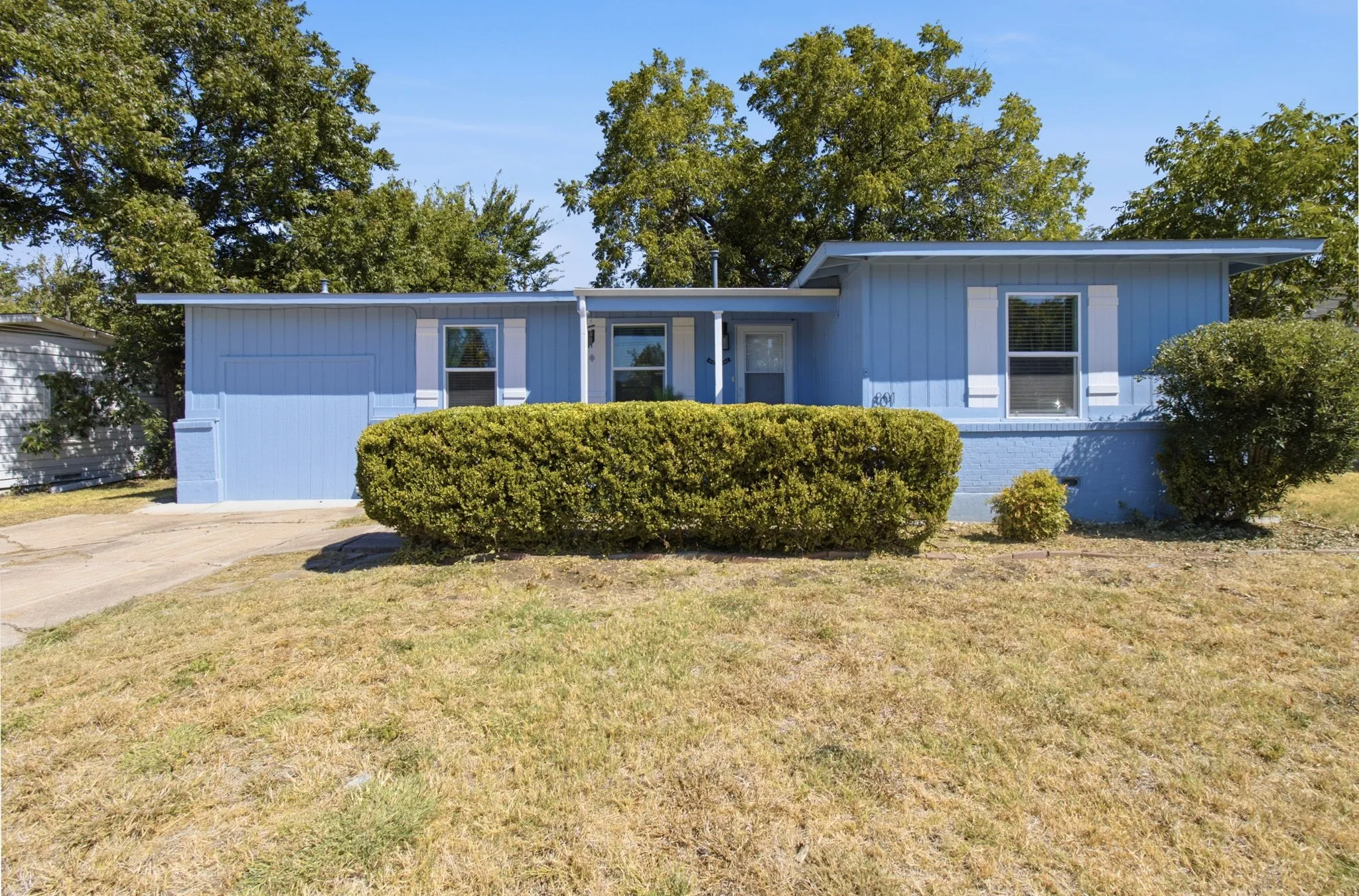 Single Family Residence For Sale in Tarrant County , 801 Connally Terrace, Arlington, Texas 76010, 3 Bedroom, 2 Bathroom, Garage spaces, 1,388 Sqft, built in 1953, mls#21384647, Real Estate Agent in Arlington, Homes For Sale in Tarrant county, Homes For Sale in Arlington, Realtor in Arlington Texas, Real Estate Brokerage Independent Realty Texas, Luminita Cordes Realtor