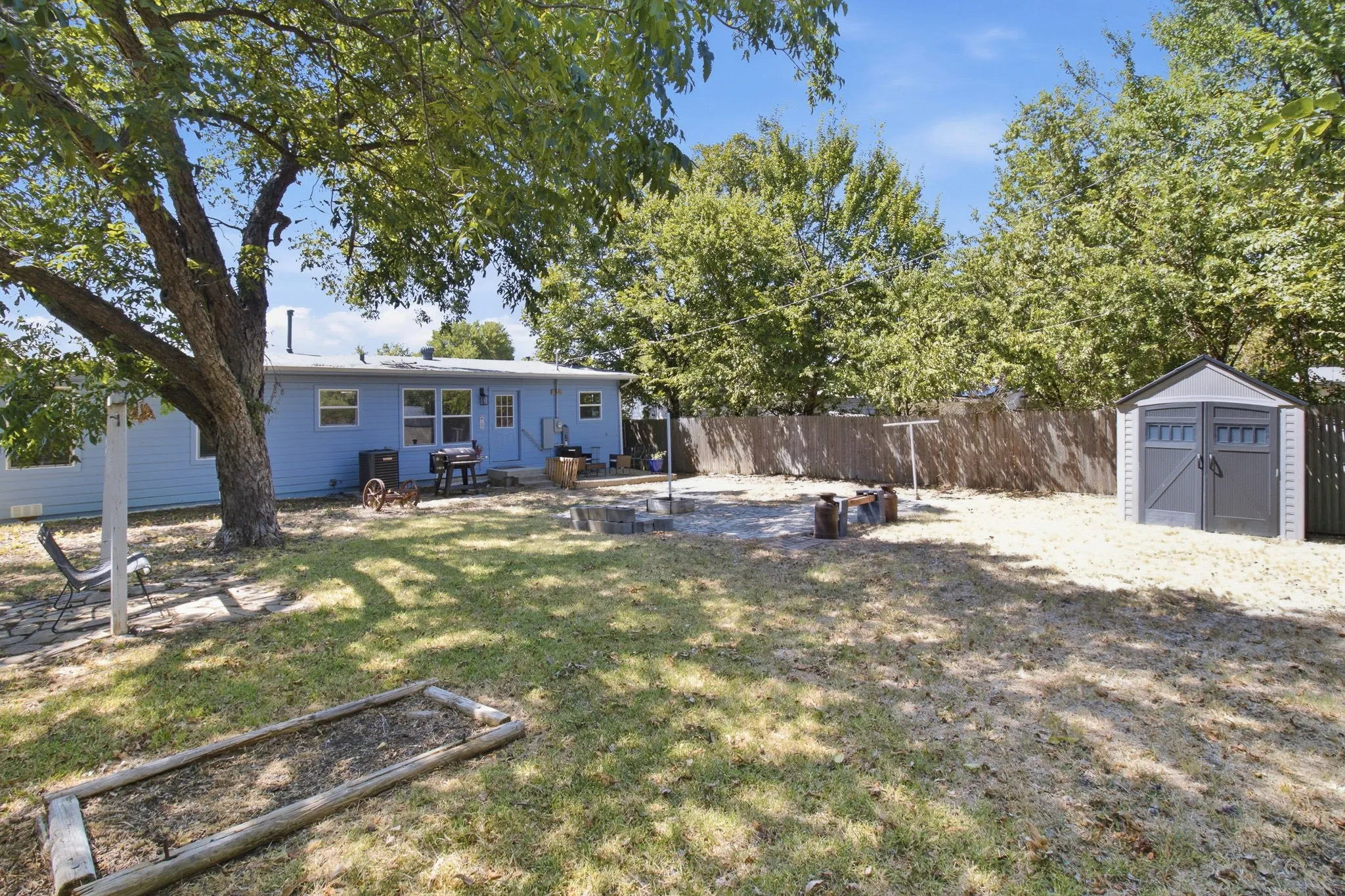 Single Family Residence For Sale in Tarrant County , 801 Connally Terrace, Arlington, Texas 76010, 3 Bedroom, 2 Bathroom, Garage spaces, 1,388 Sqft, built in 1953, mls#21384647, Real Estate Agent in Arlington, Homes For Sale in Tarrant county, Homes For Sale in Arlington, Realtor in Arlington Texas, Real Estate Brokerage Independent Realty Texas, Luminita Cordes Realtor