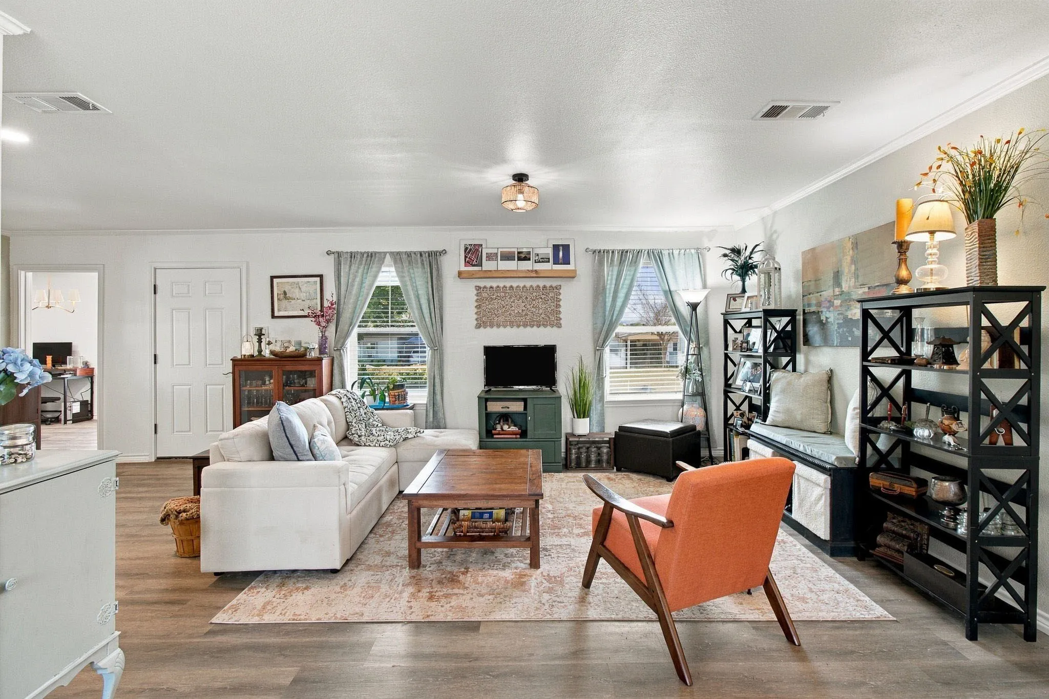 Single Family Residence For Sale in Tarrant County , 801 Connally Terrace, Arlington, Texas 76010, 3 Bedroom, 2 Bathroom, Garage spaces, 1,388 Sqft, built in 1953, mls#21384647, Real Estate Agent in Arlington, Homes For Sale in Tarrant county, Homes For Sale in Arlington, Realtor in Arlington Texas, Real Estate Brokerage Independent Realty Texas, Luminita Cordes Realtor