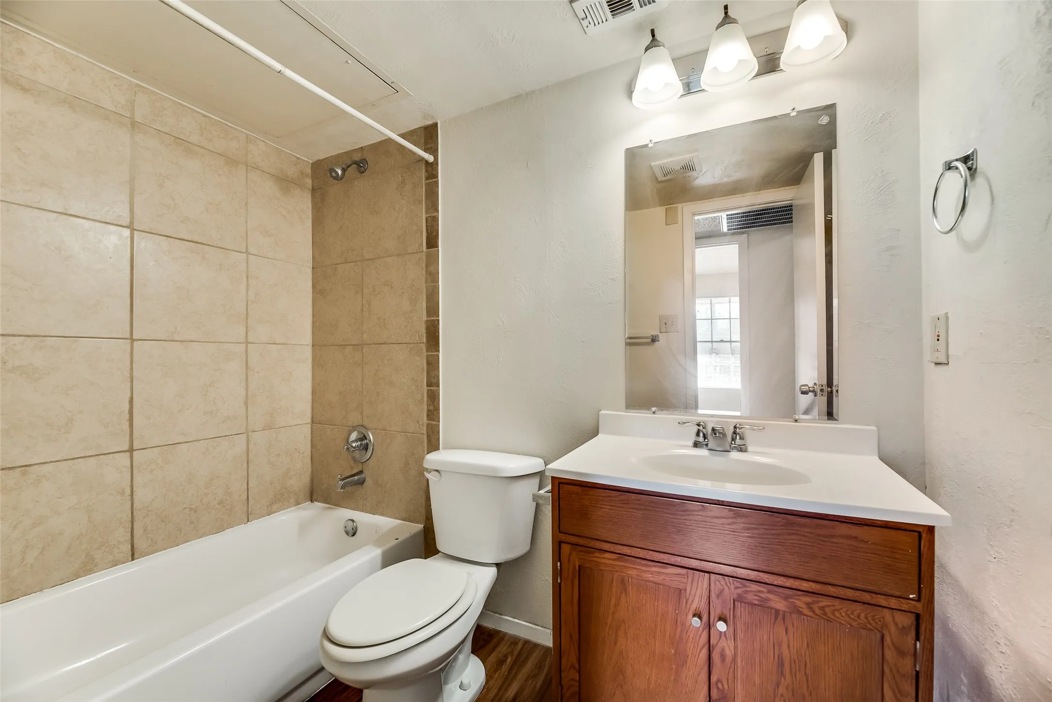 Apartment For Rent in Tarrant County , 108 E Cedar Street, Arlington, Texas 76011, 2 Bedroom, 1 Bathroom, Garage spaces, 700 Sqft, built in 1979, mls#21384761, Real Estate Agent in Arlington, Homes For Rent in Tarrant county, Homes For Rent in Arlington, Realtor in Arlington Texas, Real Estate Brokerage Independent Realty Texas, Luminita Cordes Realtor