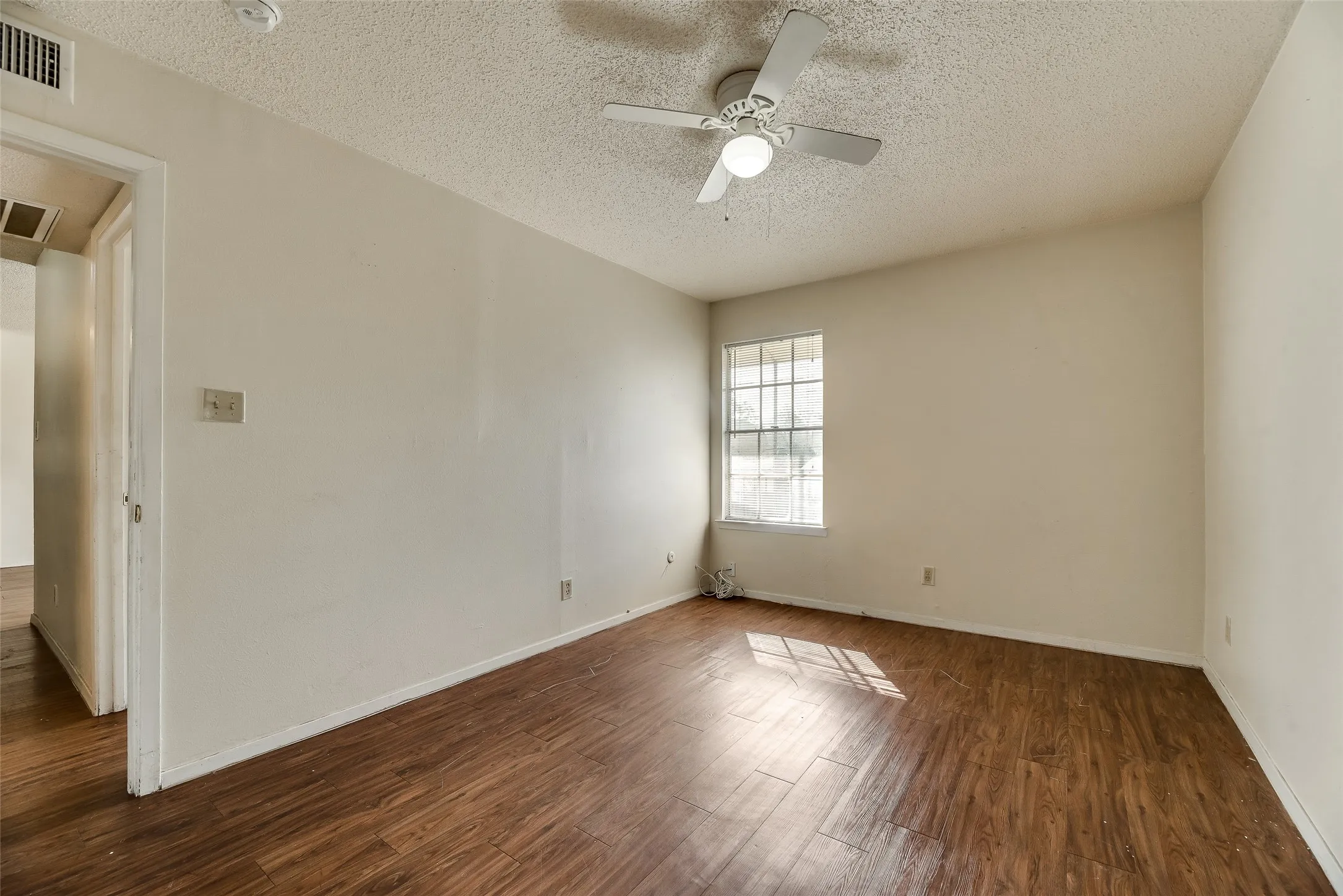 Apartment For Rent in Tarrant County , 108 E Cedar Street, Arlington, Texas 76011, 2 Bedroom, 1 Bathroom, Garage spaces, 700 Sqft, built in 1979, mls#21384761, Real Estate Agent in Arlington, Homes For Rent in Tarrant county, Homes For Rent in Arlington, Realtor in Arlington Texas, Real Estate Brokerage Independent Realty Texas, Luminita Cordes Realtor