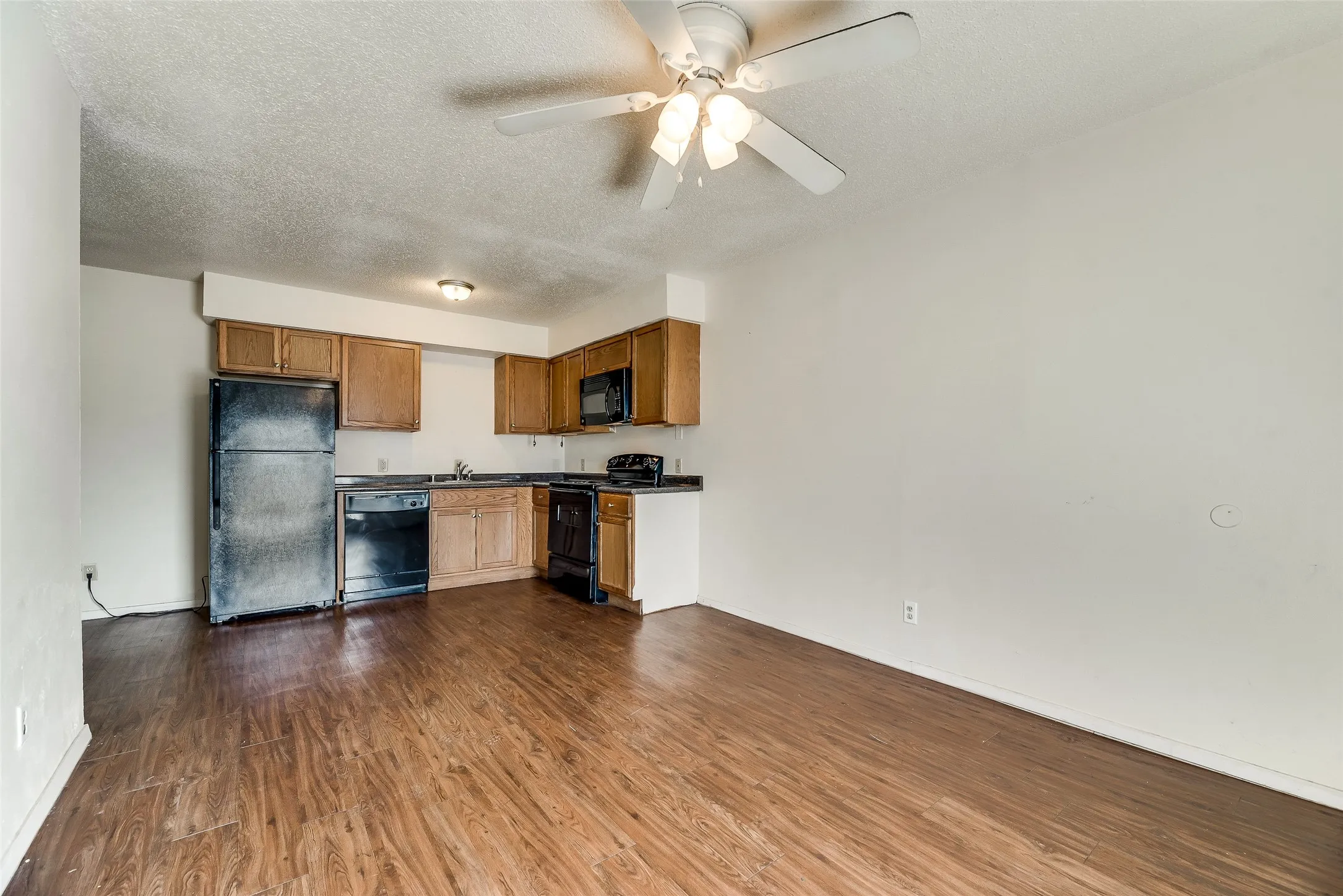 Apartment For Rent in Tarrant County , 108 E Cedar Street, Arlington, Texas 76011, 2 Bedroom, 1 Bathroom, Garage spaces, 700 Sqft, built in 1979, mls#21384761, Real Estate Agent in Arlington, Homes For Rent in Tarrant county, Homes For Rent in Arlington, Realtor in Arlington Texas, Real Estate Brokerage Independent Realty Texas, Luminita Cordes Realtor