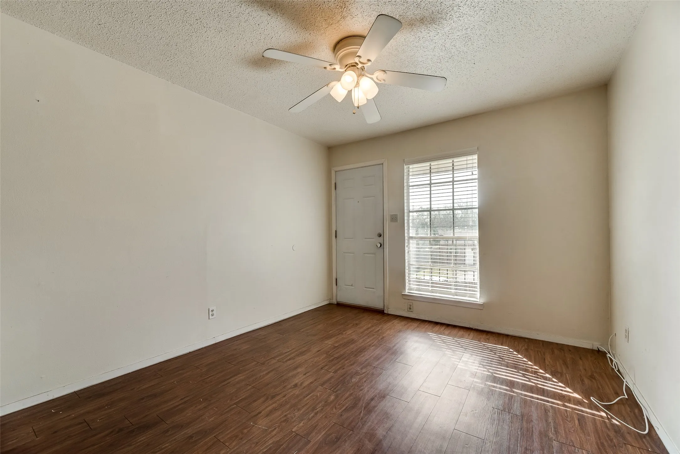 Apartment For Rent in Tarrant County , 108 E Cedar Street, Arlington, Texas 76011, 2 Bedroom, 1 Bathroom, Garage spaces, 700 Sqft, built in 1979, mls#21384761, Real Estate Agent in Arlington, Homes For Rent in Tarrant county, Homes For Rent in Arlington, Realtor in Arlington Texas, Real Estate Brokerage Independent Realty Texas, Luminita Cordes Realtor